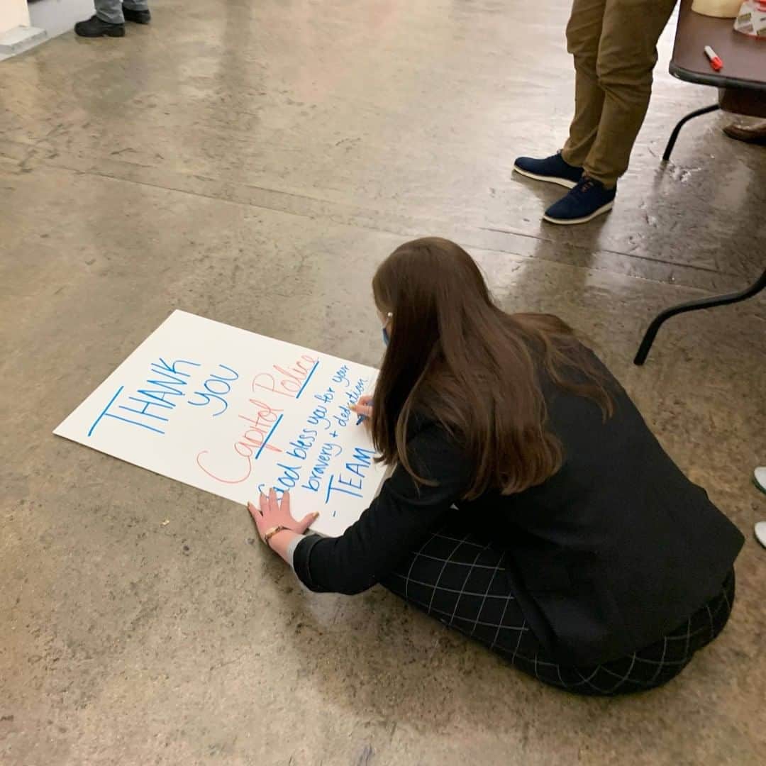 CNNさんのインスタグラム写真 - (CNNInstagram)「Messages supporting US Capitol Police officers are being posted in a tunnel between the Capitol and House office buildings after Wednesday's Capitol attack. “Thank you for your bravery, courage and service,” said one sign. “You are our heroes,” said another.   (📸: Caroline Brehman/CQ-Roll Call/Getty Images, Ali Zaslav/CNN)」1月14日 4時00分 - cnn