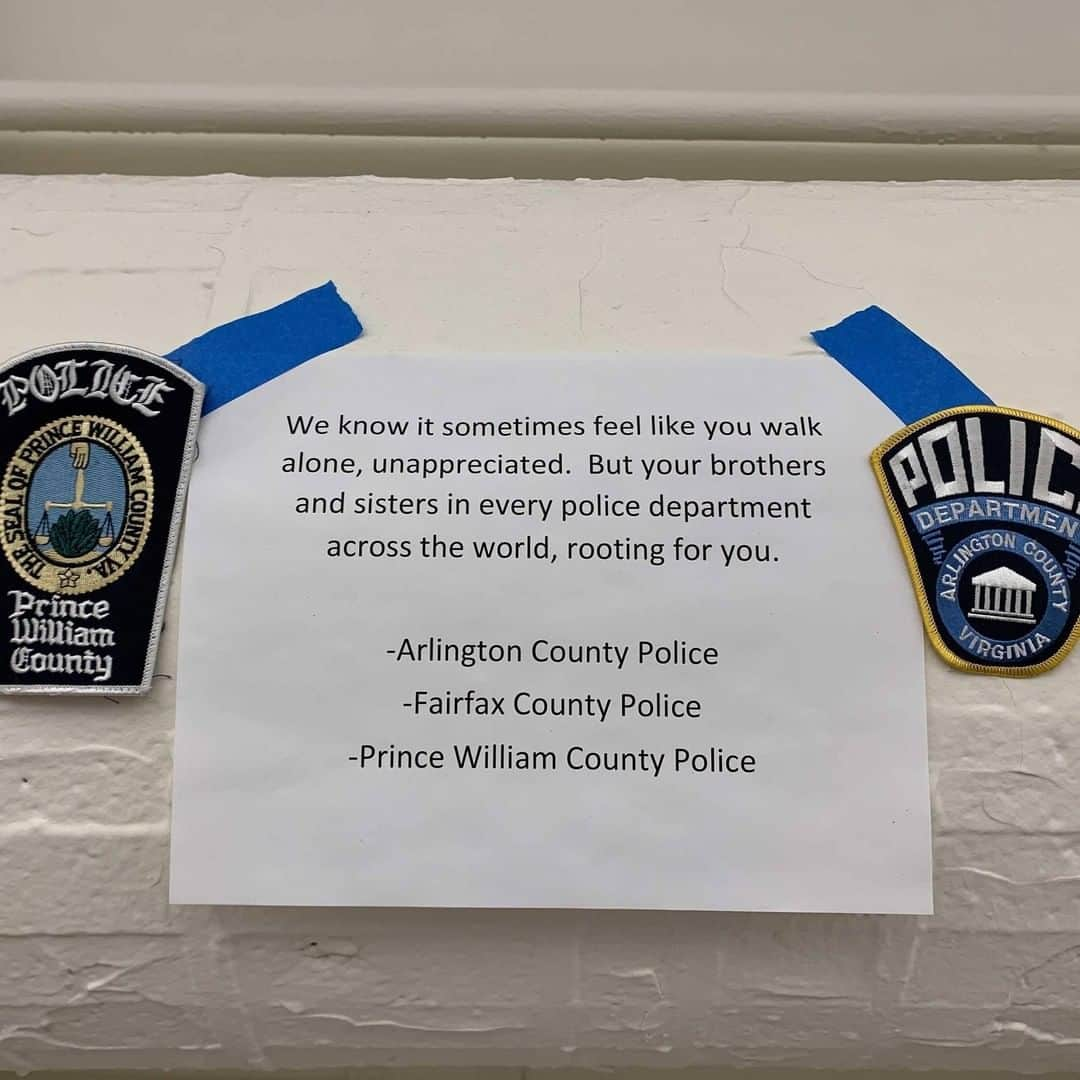 CNNさんのインスタグラム写真 - (CNNInstagram)「Messages supporting US Capitol Police officers are being posted in a tunnel between the Capitol and House office buildings after Wednesday's Capitol attack. “Thank you for your bravery, courage and service,” said one sign. “You are our heroes,” said another.   (📸: Caroline Brehman/CQ-Roll Call/Getty Images, Ali Zaslav/CNN)」1月14日 4時00分 - cnn