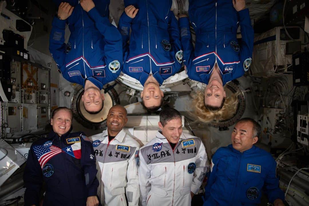 NASAさんのインスタグラム写真 - (NASAInstagram)「In squad we trust 🚀  Upside down or right side up? The seven-member Expedition 64 crew takes a moment to pose for a quick portrait inside the @ISS’ Kibo laboratory module from @jaxajp (Japan Aerospace Exploration Agency). Expedition 64 began in back in October 2020 with focused research investigations on biology, Earth science, human research, and more to provide the foundation for continuing human spaceflight beyond low-Earth orbit to the Moon and Mars!  In the bottom row: NASA astronaut Kate Rubins  @roscosmosofficial cosmonauts ⭐ Sergey Ryzhikov ⭐ Sergey Kud-Sverchkov  In the top row: ⭐ @jaxajp astronaut @astro.soichi  @NASAAstronauts ⭐ Michael Hopkins ⭐ @AstroVicGlover ⭐ Shannon Walker  Glover and Hopkins are wearing white uniforms that commemorate the NASA human spaceflight programs Mercury, Gemini, Apollo, Apollo-Soyuz, Space Shuttle, Shuttle-Mir, International Space Station and Commercial Crew.  Credit: NASA  #NASA #SquadGoals #Astronauts #Apollo #Expedition64 #Family #CommercialCrew #Science #STEM #Skywalkers」1月14日 4時00分 - nasa