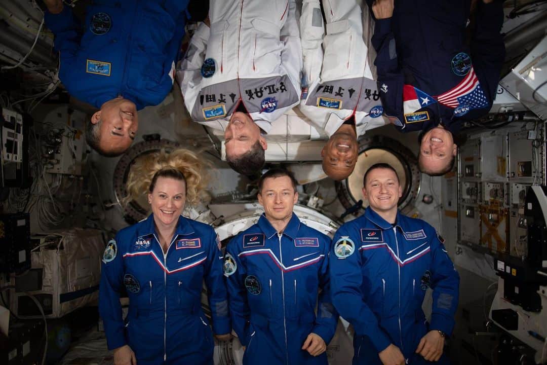NASAのインスタグラム：「In squad we trust 🚀  Upside down or right side up? The seven-member Expedition 64 crew takes a moment to pose for a quick portrait inside the @ISS’ Kibo laboratory module from @jaxajp (Japan Aerospace Exploration Agency). Expedition 64 began in back in October 2020 with focused research investigations on biology, Earth science, human research, and more to provide the foundation for continuing human spaceflight beyond low-Earth orbit to the Moon and Mars!  In the bottom row: NASA astronaut Kate Rubins  @roscosmosofficial cosmonauts ⭐ Sergey Ryzhikov ⭐ Sergey Kud-Sverchkov  In the top row: ⭐ @jaxajp astronaut @astro.soichi  @NASAAstronauts ⭐ Michael Hopkins ⭐ @AstroVicGlover ⭐ Shannon Walker  Glover and Hopkins are wearing white uniforms that commemorate the NASA human spaceflight programs Mercury, Gemini, Apollo, Apollo-Soyuz, Space Shuttle, Shuttle-Mir, International Space Station and Commercial Crew.  Credit: NASA  #NASA #SquadGoals #Astronauts #Apollo #Expedition64 #Family #CommercialCrew #Science #STEM #Skywalkers」
