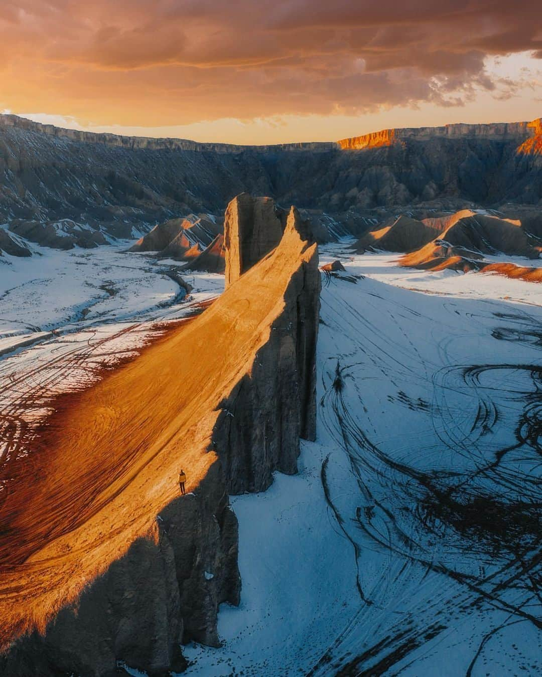 PolarProさんのインスタグラム写真 - (PolarProInstagram)「Photo of the Day: Taking in the view.  Shot on #DJI #Mavic2Pro #CinemaSeries 📸: @jonnyhill_uk」1月14日 4時01分 - polarpro