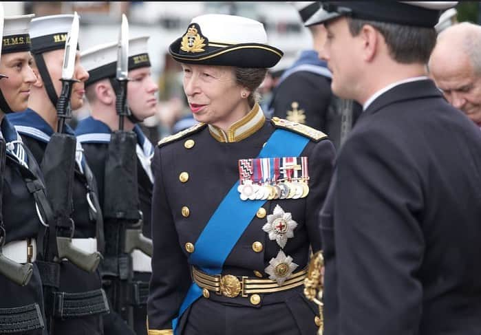 ロイヤル・ファミリーさんのインスタグラム写真 - (ロイヤル・ファミリーInstagram)「⚓️ As Sponsor of HMS Albion, The Princess Royal today held a virtual audience with the Ship’s new Commanding Officer, Captain Simon Kelly, and his predecessor, Captain Peter Laughton.  HRH, who launched HMS Albion twenty years ago, heard how the Ship’s Company has adapted to new restrictions while deployed overseas.  📸⬅️ The Princess attended HMS Albion’s Freedom of the City Parade in Chester in 2019, where HRH took the salute.」1月14日 4時02分 - theroyalfamily