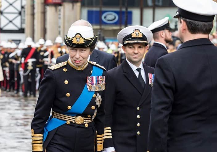 ロイヤル・ファミリーさんのインスタグラム写真 - (ロイヤル・ファミリーInstagram)「⚓️ As Sponsor of HMS Albion, The Princess Royal today held a virtual audience with the Ship’s new Commanding Officer, Captain Simon Kelly, and his predecessor, Captain Peter Laughton.  HRH, who launched HMS Albion twenty years ago, heard how the Ship’s Company has adapted to new restrictions while deployed overseas.  📸⬅️ The Princess attended HMS Albion’s Freedom of the City Parade in Chester in 2019, where HRH took the salute.」1月14日 4時02分 - theroyalfamily