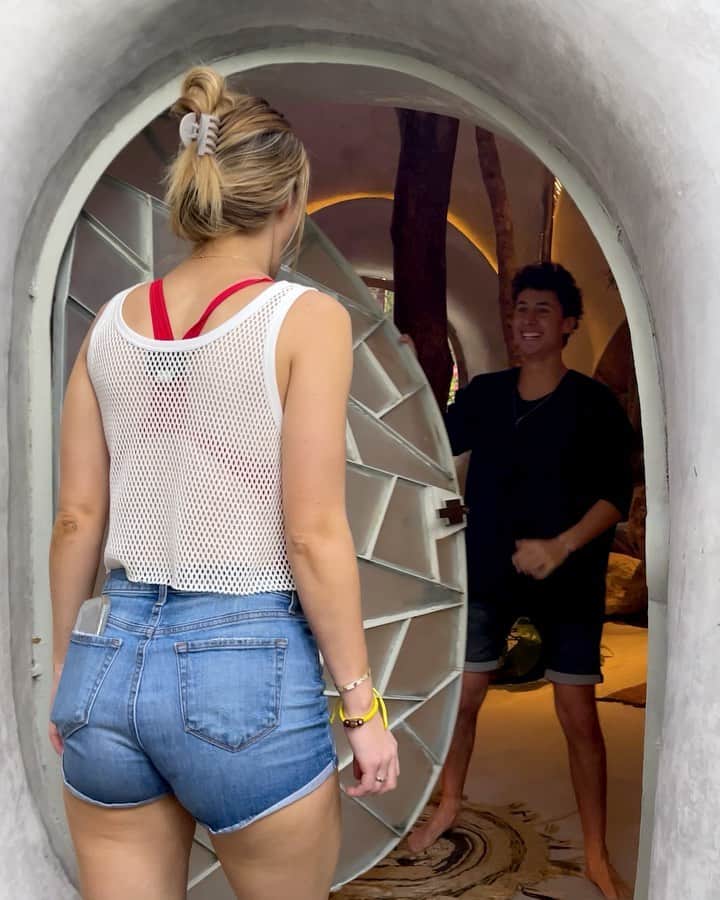 Hannah Stockingのインスタグラム：「Went to visit my best friend @juanpazurita in Mexico, y’all like his house? 😳🔥😂」