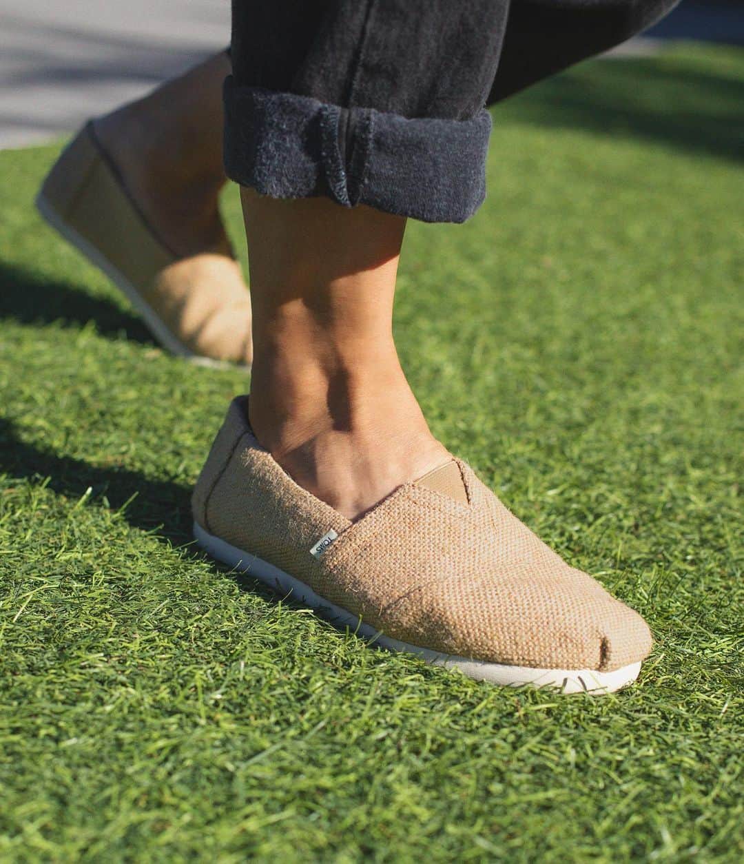 トムズシューズのインスタグラム：「Big on burlap? Same.   📸Burlap Alpargatas featuring our super-comfy CloudBound Sole  💙 For every $3 we make, we’ll give $1 away.」