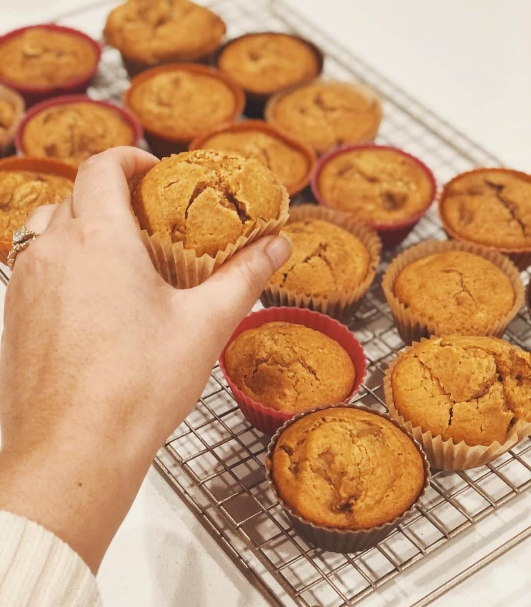 OXOさんのインスタグラム写真 - (OXOInstagram)「We'll be reaching for fresh-baked muffins all season long (in OXO Silicone Cups, of course).  📸: @nest.and.nature」1月14日 4時13分 - oxo