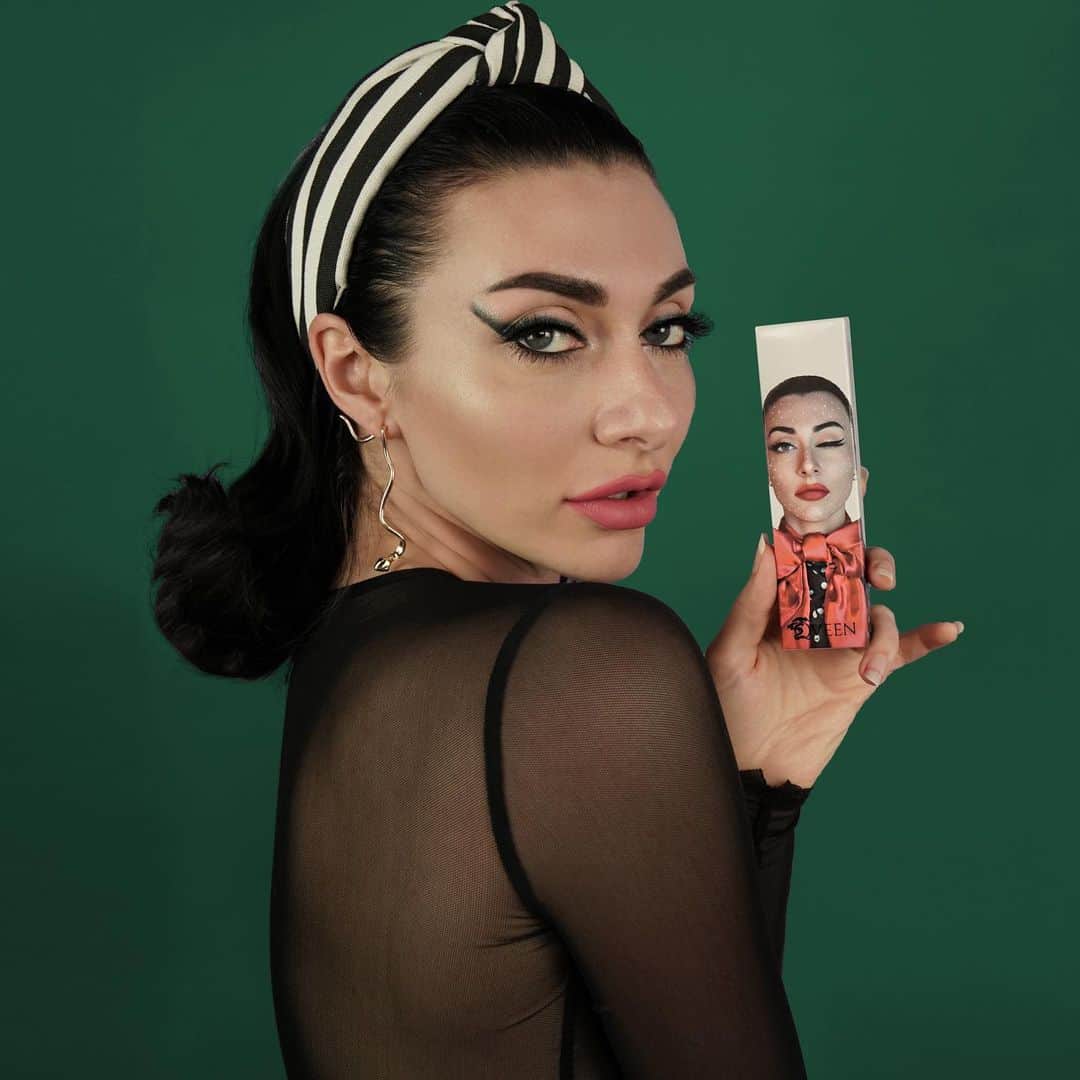 カーミンのインスタグラム：「did u know my cosmetics line @qveenstudio is in @boxycharm this month 👀 lmk if u got the dragon duo!! *screaming*」
