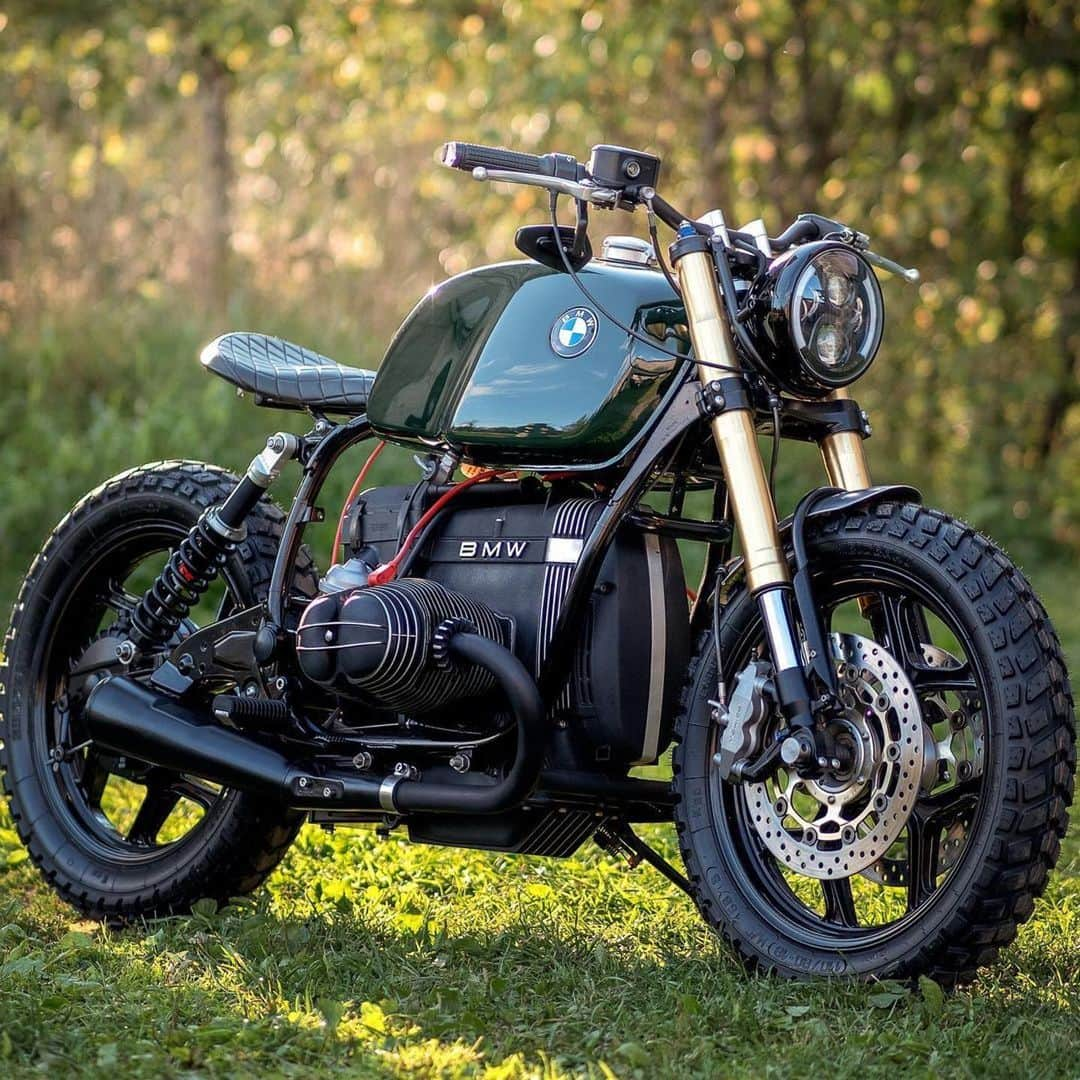 epidemic_motorsさんのインスタグラム写真 - (epidemic_motorsInstagram)「🇬🇧 One of the best project 2020 - BMW R80 in British racing green color. 🇷🇺 С Максимом  photo by @bolodia_moto @zenikovgarage договаривались на съемку очень долго, точнее договрорились мгновенно,  а встретиться никак не получалось, благо проходил @ccrevent пикник и удалось сделать несколько кадров. Очень был удивлен, что британский  зеленый цвет вобрал в себя все оттенки окружения, от синего неба до серых стен декораций, так что это не последние кадры.  #bmwr80 #bmwr80scrambler #bmwr80caferacer」1月14日 4時23分 - epidemic_motors