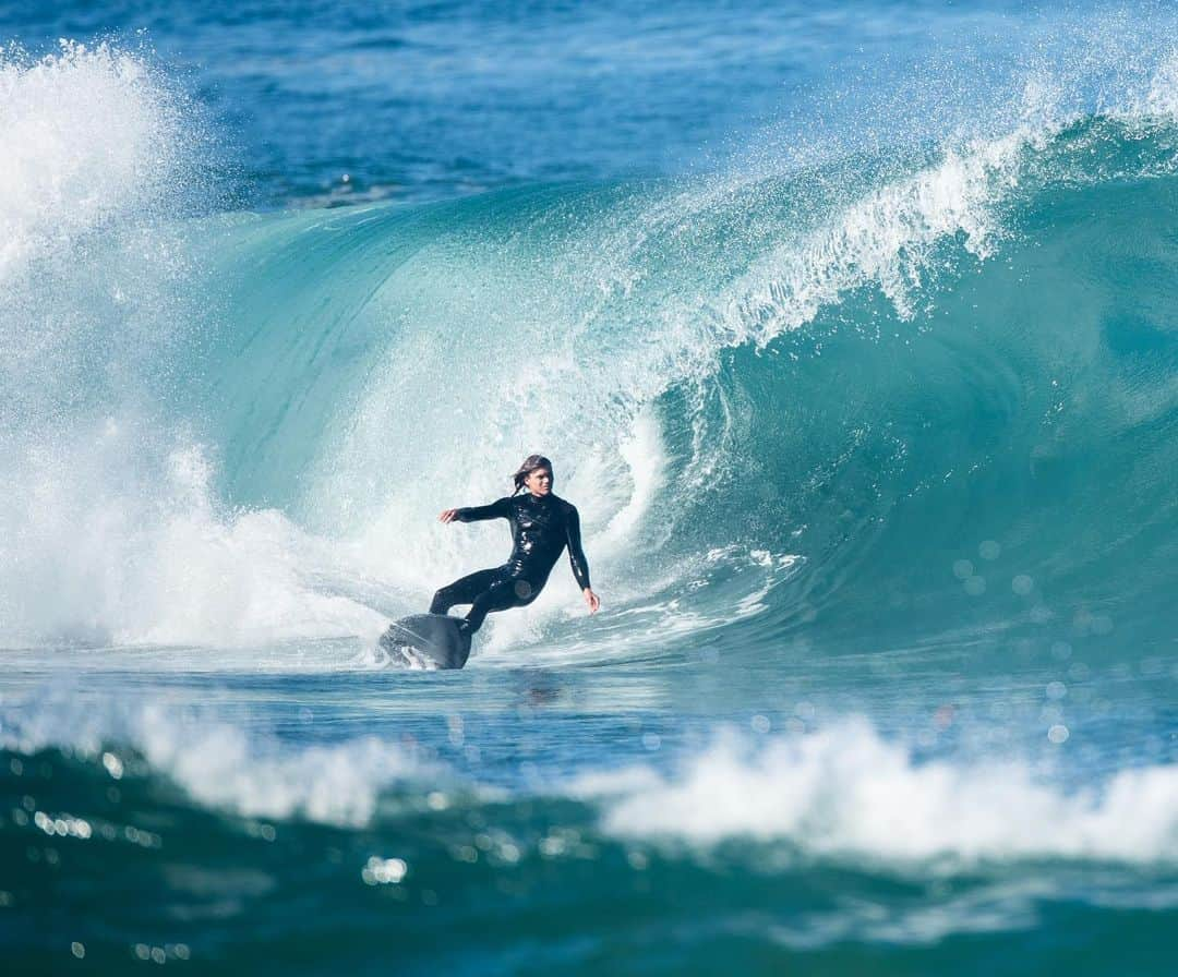 クイックシルバーさんのインスタグラム写真 - (クイックシルバーInstagram)「Channeling some good energy ⚡⁣ ⁣ One fin, a few channels and a damn good time with @joelpaxton in a Quiksilver wetsuit.」1月14日 4時28分 - quiksilver