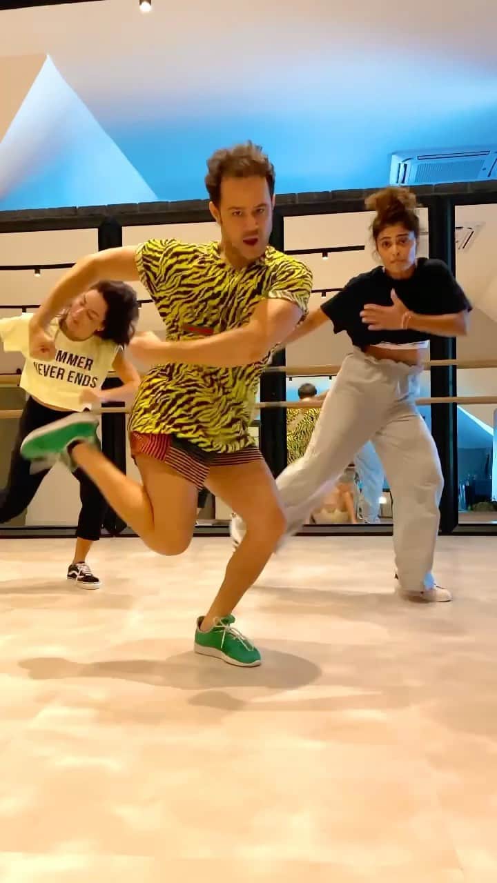 ジュリアナ・パエスのインスタグラム：「Teve dancinha né @justneto Ahhhhhhhhhhhhhhhhhhhhh e como espanta mesmo todos os males!!!!! Obrigada @wanderfernandes nosso cinegrafista amador e amado! E @vivianlimaajuz que surgiu do nada e alegrou nossa dancinha!!!!! @jorjasmith_ we love you... honestly!! 💖 @anastasia_khnykina your choreography made us soooo happy!!! Thank you!!!!!!」