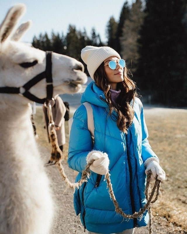 Kapten & Sonさんのインスタグラム写真 - (Kapten & SonInstagram)「'Always be in good company.' 🦙 @viktoriafukazawa definitely is! 😍 Our sunglasses Amsterdam Pearl Blue Mirrored are also the perfect companion for your winter walks outside! 🙌 Don't miss the chance to grab yours on SALE now! WINTER SALE is on until January 18th!  .⁠ .⁠ .⁠ #sunglasses #sale #wintersale #wintermood #walk #outdoors #nature #lama #lamas #outdoor #outfit #inspo」1月14日 4時30分 - kaptenandson