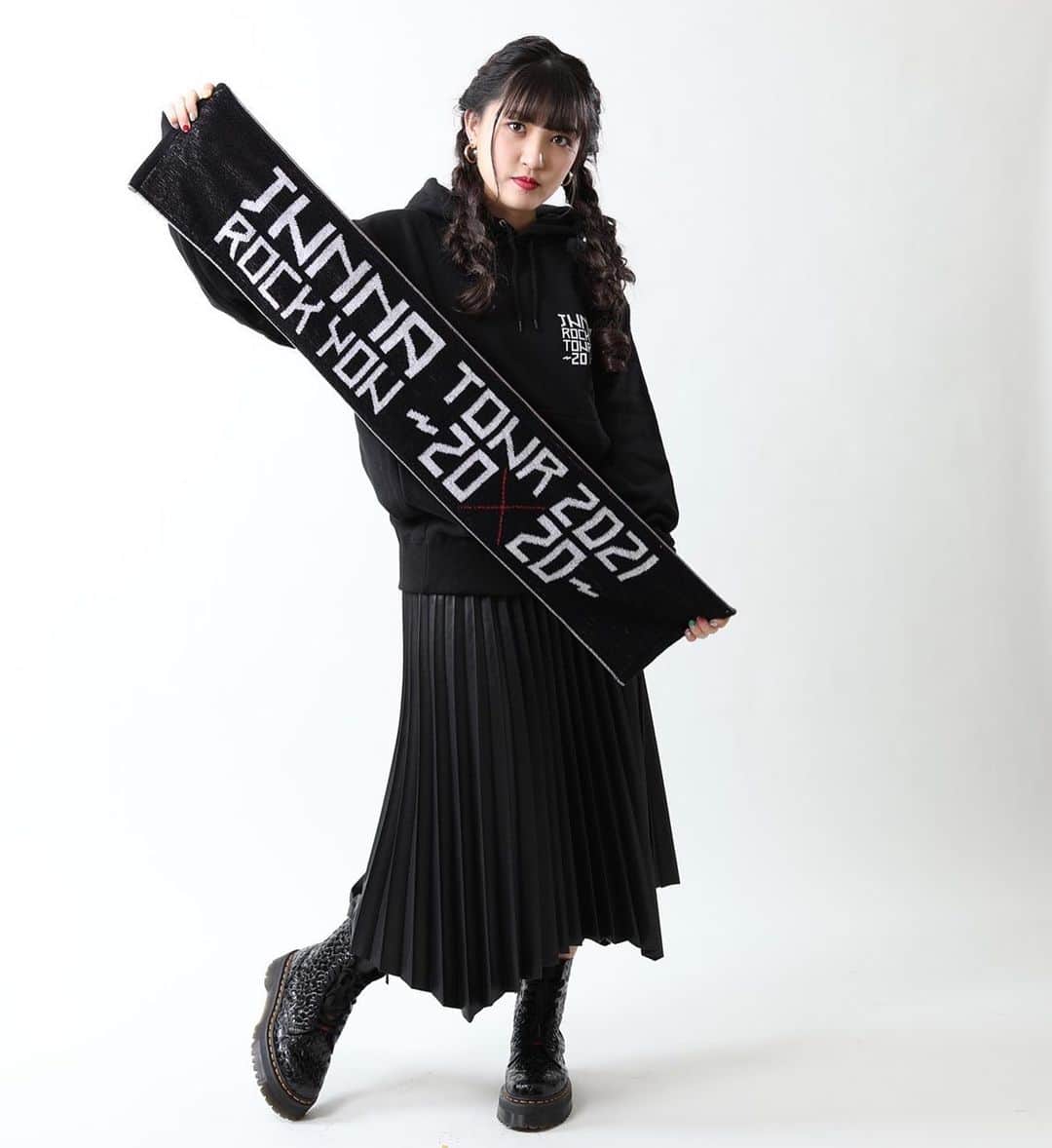 JUNNAのインスタグラム：「『JUNNA ROCK YOU TOUR 2021 〜20×20〜』グッズ紹介〜〜〜④  "20×20 Muffler Towel"  🖤🤍」