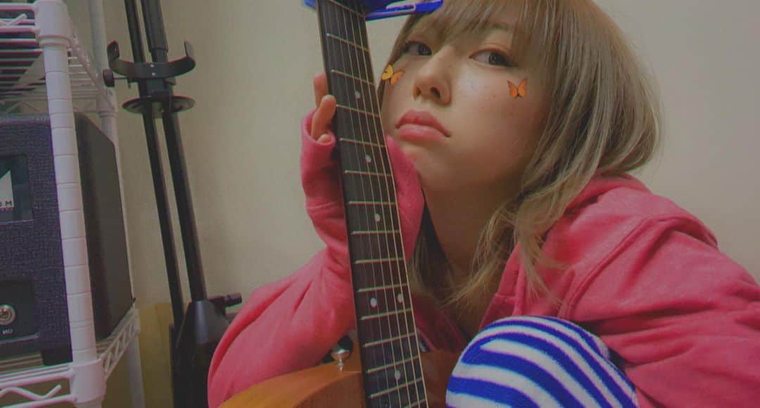 のインスタグラム：「ギターって英語で書くときー！ 頭の中で「グゥイツァー…」って言っちゃう人ー？？？  🙋‍♀️」