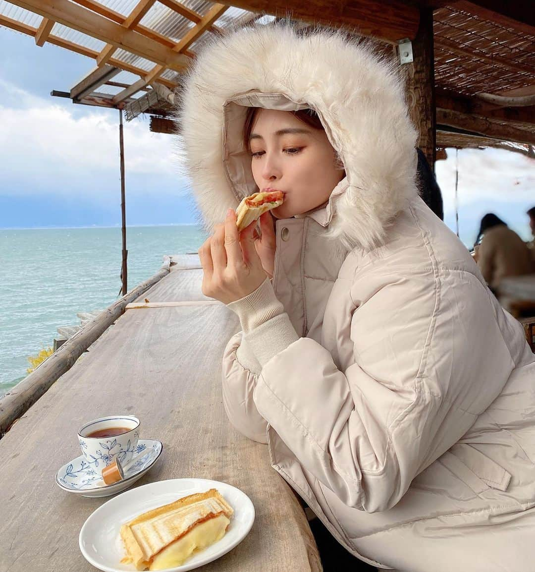 得あゆさんのインスタグラム写真 - (得あゆInstagram)「我慢できなくて食べちゃう🥪→→→→❤️ みなさん素敵な年末ですか？🤍 #2020年振り返り ・ ・ ・ ・ ・ ・ ・ ・ ・ #パニーニ#サンドウィッチ#サンド#コート#ダウン#ダウンジャケット#ふわふわ#ホワイトコーデ#カフェ#テラス#カフェ巡り#お茶#ランチ#お昼ごはん#おやつ#寒い#年末年始#年末#絶景#素敵な時間#ナチュラルメイク#ヘルシー#インスタ映え#coat#downjacket#whitelove#japanesegirl#panini#sandwich」12月30日 21時10分 - tokuayu819