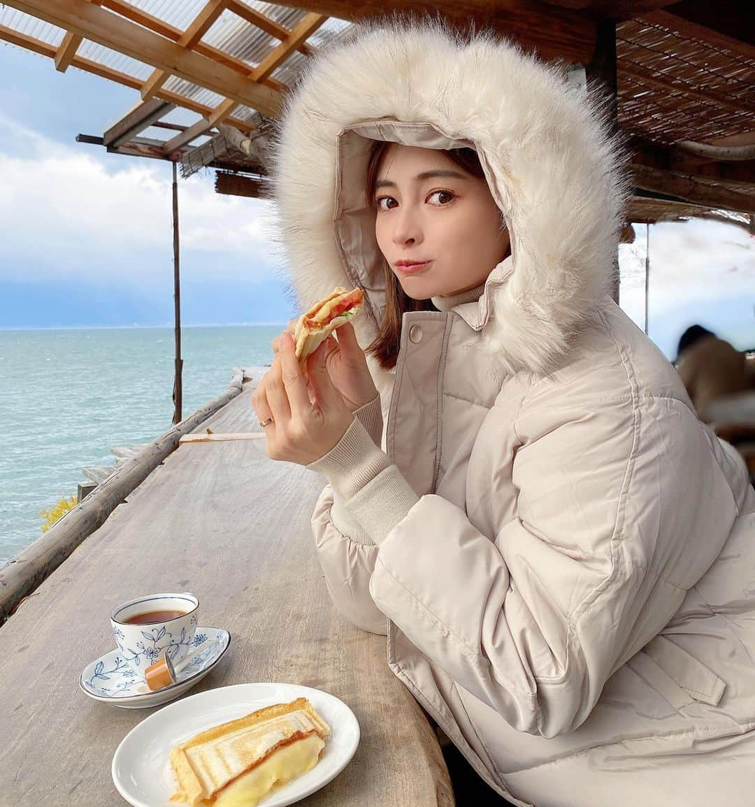 得あゆさんのインスタグラム写真 - (得あゆInstagram)「我慢できなくて食べちゃう🥪→→→→❤️ みなさん素敵な年末ですか？🤍 #2020年振り返り ・ ・ ・ ・ ・ ・ ・ ・ ・ #パニーニ#サンドウィッチ#サンド#コート#ダウン#ダウンジャケット#ふわふわ#ホワイトコーデ#カフェ#テラス#カフェ巡り#お茶#ランチ#お昼ごはん#おやつ#寒い#年末年始#年末#絶景#素敵な時間#ナチュラルメイク#ヘルシー#インスタ映え#coat#downjacket#whitelove#japanesegirl#panini#sandwich」12月30日 21時10分 - tokuayu819