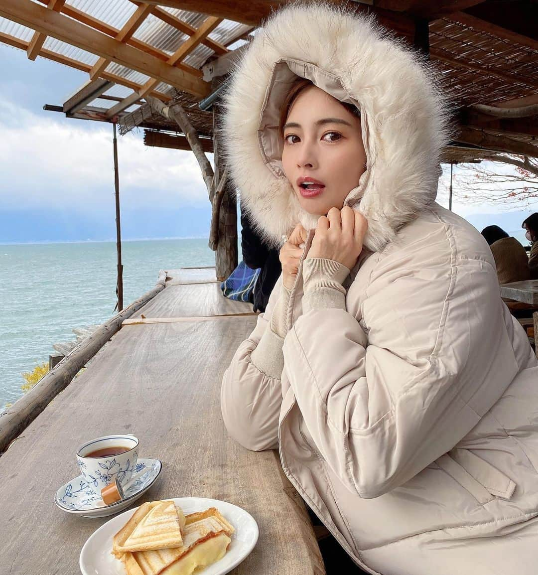 得あゆさんのインスタグラム写真 - (得あゆInstagram)「我慢できなくて食べちゃう🥪→→→→❤️ みなさん素敵な年末ですか？🤍 #2020年振り返り ・ ・ ・ ・ ・ ・ ・ ・ ・ #パニーニ#サンドウィッチ#サンド#コート#ダウン#ダウンジャケット#ふわふわ#ホワイトコーデ#カフェ#テラス#カフェ巡り#お茶#ランチ#お昼ごはん#おやつ#寒い#年末年始#年末#絶景#素敵な時間#ナチュラルメイク#ヘルシー#インスタ映え#coat#downjacket#whitelove#japanesegirl#panini#sandwich」12月30日 21時10分 - tokuayu819