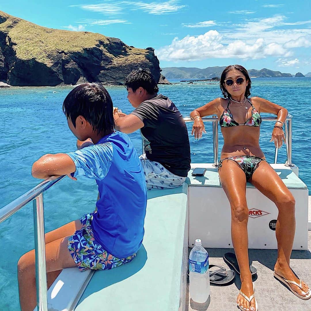AKKOさんのインスタグラム写真 - (AKKOInstagram)「ᴋᴇʀᴀᴍᴀ ɪʀᴀɴᴅs ᴛʀɪᴘ ᴅɪᴠɪɴɢ🐠 ・ 今年1番感激した日🥺✨ ウミガメ🐢に出会った時の ダイビングの写真載せてなかったから 2020年の思い出に❤️ ・ 3枚目は マル秘㊙️写真掲載中です🤣w ・ ストーリーで大反響だったから pic載せちゃいました😅💦 ・ ・ 今年は仕事に追われた1年←いや、毎年だな😅💦 ほんと、唯一の楽しみは夏思いっきり楽しむ事でした🤗✨ ・ 来年もこういう遊びがたくさん出来るように頑張ります🥺✊🏾❤️ ・ ・ ・ ・ ・ ・ ・ ・ ・ #skindiving #okinawa #seaturtles #keramaislands #goproのある生活 #surfergirl #gull #skindiving #慶良間諸島 #慶良間諸島ダイビング #ダイビング女子 #シュノーケル #素潜り #スキンダイビング #珊瑚礁 #南国リゾート #沖縄 #海遊び #ウミガメと泳ぐ #サーファーガール #リゾートファッション #アクティブ女子 #横乗り女子 #サーフスタイル #ビーチガール #海好きな人と繋がりたい #ラテ肌 #離島巡り #沖縄の海  #ブルーチャージ #シュノーケルツアー」12月30日 21時10分 - alohakkooo_39
