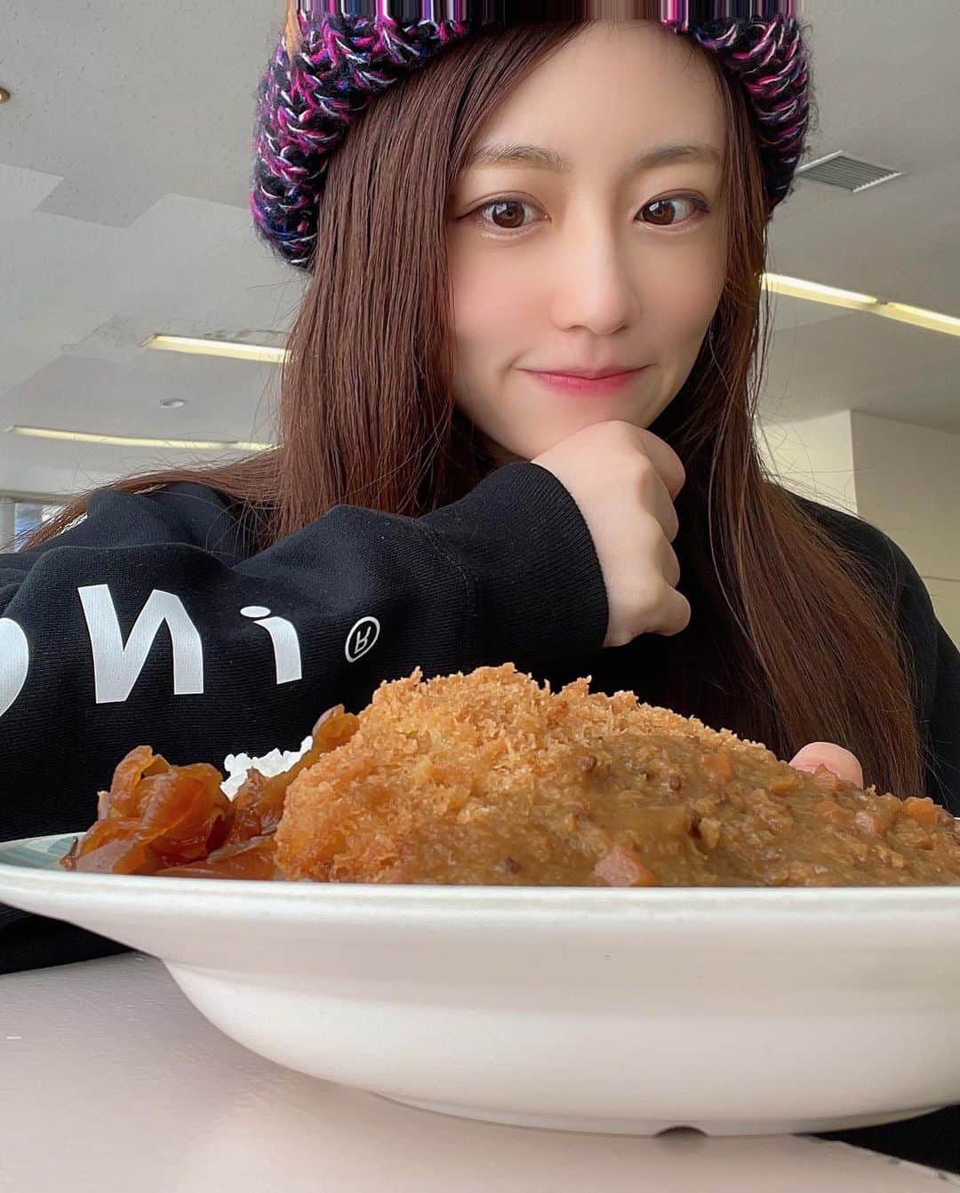 伊藤みくさんのインスタグラム写真 - (伊藤みくInstagram)「楽しかったルスツスキー⛷﻿ ﻿ ﻿ 一応...﻿ ﻿ 私のタレントプロフィールには﻿ 特技&趣味をスキーと書いています✍️﻿ ﻿ ただ全然披露することがないので﻿ postさせてください❄️❄️❄️❄️﻿ ﻿ スキーのお仕事とかできたらいいなぁ⛷﻿﻿ ﻿ やっぱりスキーは最高✨﻿ そしてスキー場で食べるカツカレーがこれまた最高🍛﻿✨ ﻿ ﻿ 皆さまどうぞ﻿ 良いお年をお過ごしくださいませ✨✨✨﻿ ﻿ ﻿ ﻿ #ルスツ﻿リゾート #salomonstation #salomon  #ルスツリゾートスキー場 #スキー女子 #スキー好きな人と繋がりたい #スキー部 #ゲレンデめし #スキー場 #北海道スキー #スキーウェア #スキーヤー #スキー旅行 #スキー大好き #ソロモン #ルスツグルメ #ルスツリゾートホテル #ルスツファーム」12月30日 21時11分 - miku90210