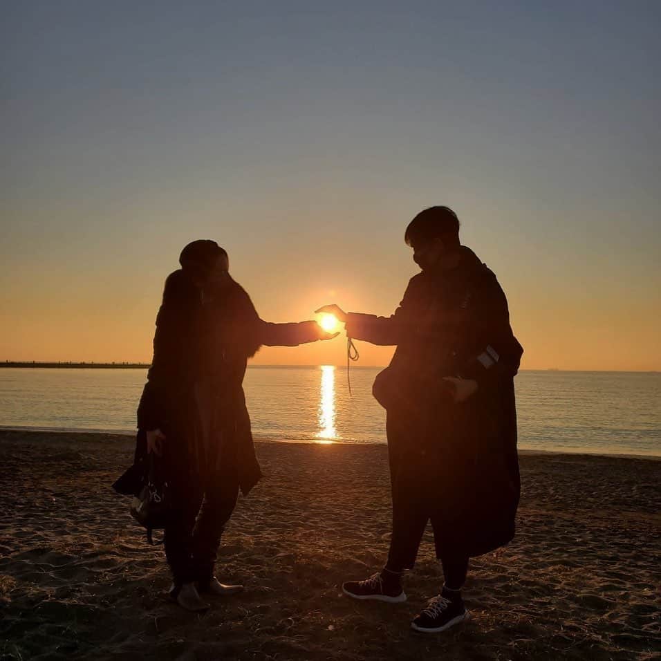 大島央照のインスタグラム：「今年もあと少しですね。  私は一昨日、今年最後の“記念日”撮影をしてまして、昨日、今日はNetflixのあるドラマをみながら、笑、かなり急ぎ足で大掃除を終えました。  ほんとに今年は良いことも、悪いこともあり、考える時間も多くて、変化もたくさんありました。今年を振り返ると、今まで気がつかなかった一面に気づくことができた、必要な時間だったと思います。また来年は気づきを生かして、周りにいる方達をhappyに、楽しんでいきたいなと思ってます。  みなさん、2020年もあと1日。 良い年をお迎えください^ - ^  #良いお年を #2020 #年の瀬 #記念日 #写真 #記念日写真 #夕日をつかむ　#最高の夕日 #sunset #japan #chiba #thanks #ありがとうございました #❤️ #素敵な写真撮ってくださり感謝です✨ #大島央照写真展 #私の記念日」