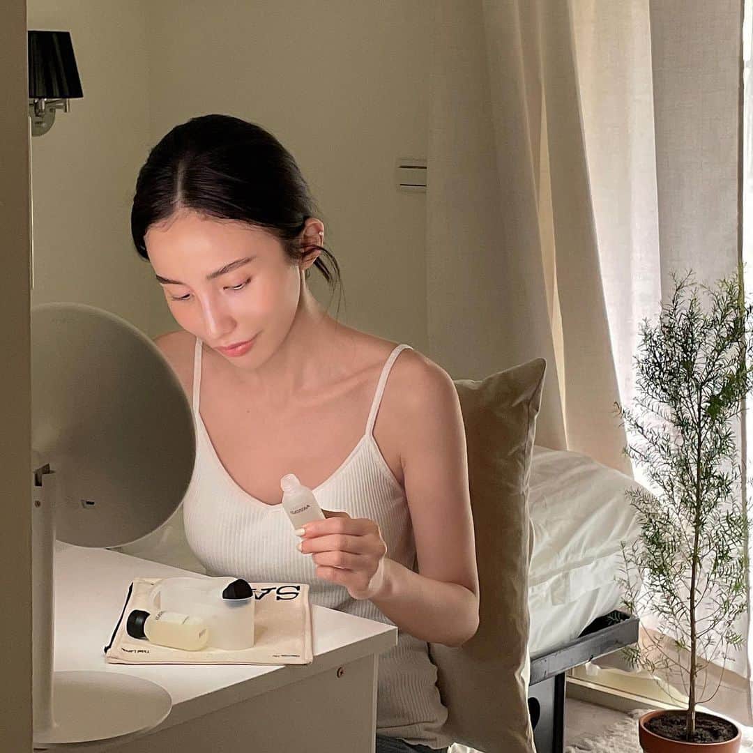 チャン・チュンニンのインスタグラム：「@sawaa_official  推出輕保養旅行組合囉！ 自己使用過後 覺得很不賴 以海藻與植萃主要成份  幫助肌膚基本的清潔保水一次到位 連敏感肌膚都很適用   這三罐的旅行組Size  剛剛好非常適合國內旅遊  或者 先試用看看適不適合自己的膚質 也是很棒的選項  不然 有時候ㄧ買正貨發現不是很適合自己 就會放在那邊生灰塵 也是蠻浪費的！  這次還有很可愛的客製化服務  在包包上可以電繡名字🤍 現在就超適合繡上 Happy New Year 送給自己好友 當新年禮物」