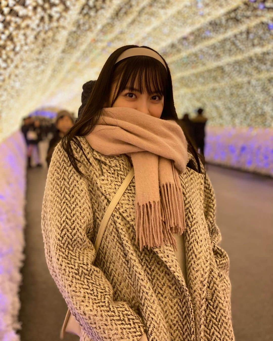 のインスタグラム：「. 正解はなばなの里でした〜✨ メンバーみんなできたこともあるんよっ  寒い時、写真みたいに マフラーに顔うずめる人〜！🙋‍♀️  これするとなんだかほっこりするんですよね〜☺️💗  #三重観光#三重旅行#伊勢#イルミネーション#なばなの里#私服#冬コーデ#白コーデ#コーデ#ファッション#スナイデル#snidel#カーサフライン#casafline#アウター#マフラー#カチューシャ﻿#たこやきレインボー#たこ虹#清井咲希#さきてぃ」