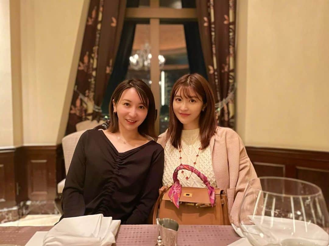 のインスタグラム：「普段３日に１回は会ってるのでなかなか撮らない姉妹写真👭年末ですね〜✨　@selectshop.siriusblue の羽織りが年末のホテルステイにピッタリです☺️  #tokyobaycourtclub」