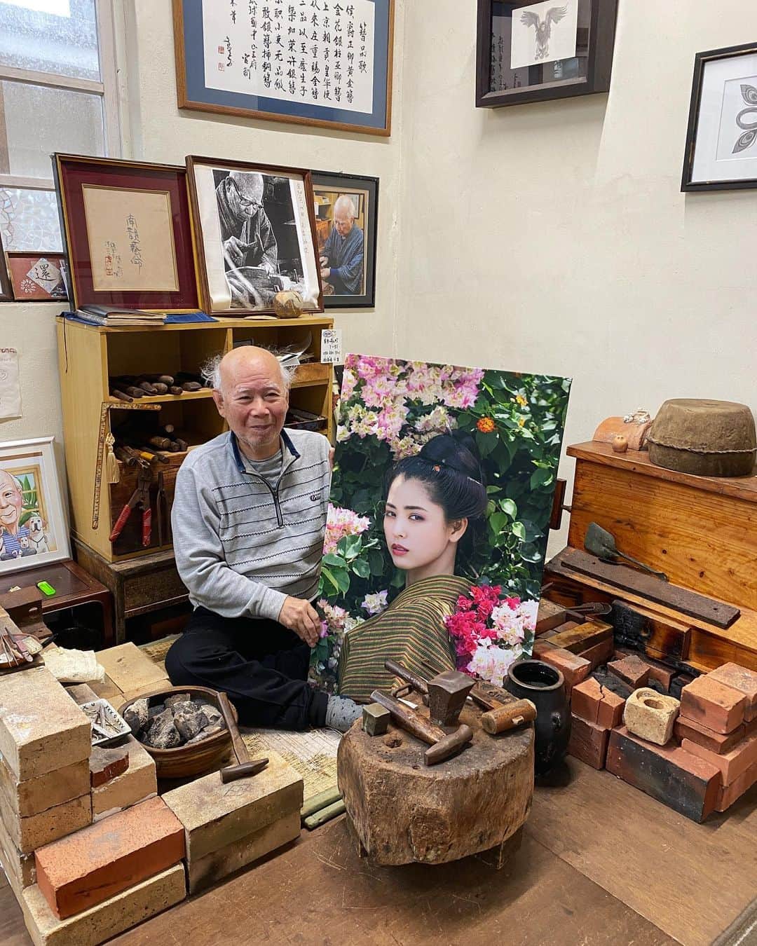 のインスタグラム：「金細工またよしに 作品を届けに行ってきました！🕊  癒された〜☺️🙏💕 カンスケも可愛かった💓  またよしさんのジーファー、 写真展では、房指輪を着けさせて頂いていました😌💓  今回の写真展で 3作品を夏鈴ちゃんの好きなところにお届けして！と胸熱な足長おじさんから寄付を頂いたので、  今日、またよしさんに1作品 謹呈させて頂きました！ 感謝です☺️🙏  改めまして、 @kanzeiku.matayoshi さん ご協力、本当にありがとうございました！  #チムガナサ宮城夏鈴写真展 #金細工またよし　#首里」