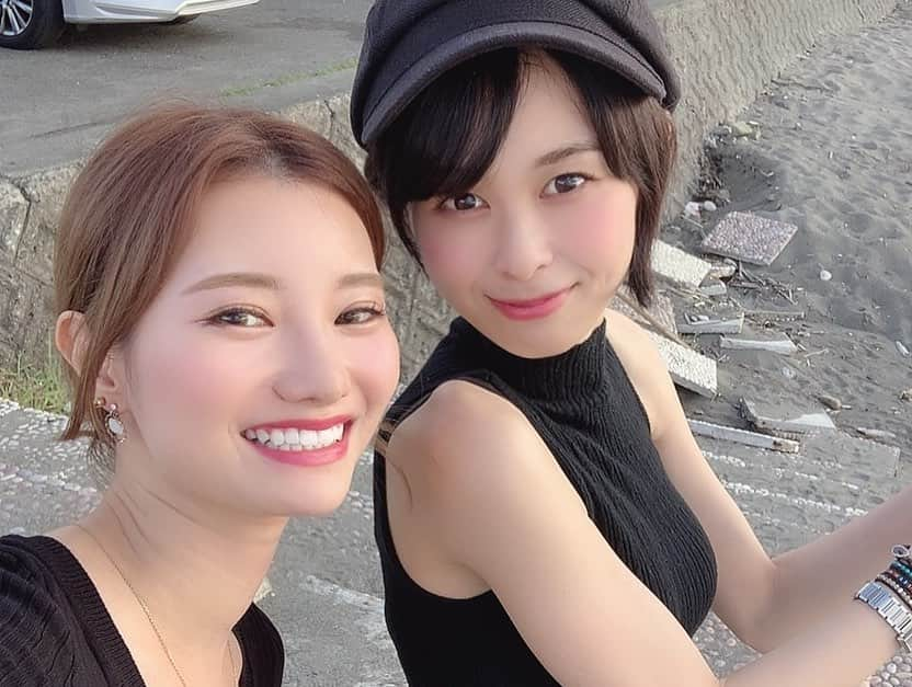 金子実加さんのインスタグラム写真 - (金子実加Instagram)「今年はどうもありがとうございました🥰 素敵な人達のお陰で、2020年を生きて謳歌出来ました❤️ 喜怒哀楽たくさん、辛い時もあった。 2020年は激動で、得たもの失ったもの、たくさん。 本当に、濃い1年でした。 一緒に時を重ねる事が当たり前じゃなく、尊い事なんだと、痛感した。痛いほど。 縁が遠くなった人も、 側に居てくれた人も、 みんなそれぞれの幸せと、 それぞれの楽しさを見つけて生きていって欲しいな🥺 人生は悲しい事も辛い事も切ない事もやりきれない事もたくさんある、だからこそ幸せな事楽しい事を感じれる。 当たり前だから気づけない幸せも、失ったら知る。 止まない雨がないように、 永遠に苦しみが続く事は絶対にないんだから。 安心して、今日という一日がどんな日でも、諦める事だけはしないで、必ず答えは何かしらみつかるんだから、生きる事を、急がないで。 辛くなったら、いつでも連絡して。楽しい事や嬉しい報告もして。笑 私はいつでも、ここにいて、あなたを待ってる。 色々な時間を、みんなで一緒に過ごそう💕 毎日1日神様に100€もらえるとして、 余ったら返さなきゃいけない。 みんなはその100€何に使う？ 自分や家族や友達や困ってる人に使ったりして、余らないように考えるでしょ？ その100€は時間だよ。 平等にもらった時間をどう使うか🥺 有効に使ってね❤️ この事を少し道に迷ったら参考にしてみて！ 寝る事も素晴らしい事だと、伝えておこう。笑 長くなりましたが、お付き合い頂きありがとうございました。 心からの感謝と御礼を申し上げます。🎉 皆様が幸せでありますように。 良いお年をお過ごしください。 みんな、愛してるよ〜❤️ 金子実加　MIKA」12月30日 21時15分 - kanekomika0127