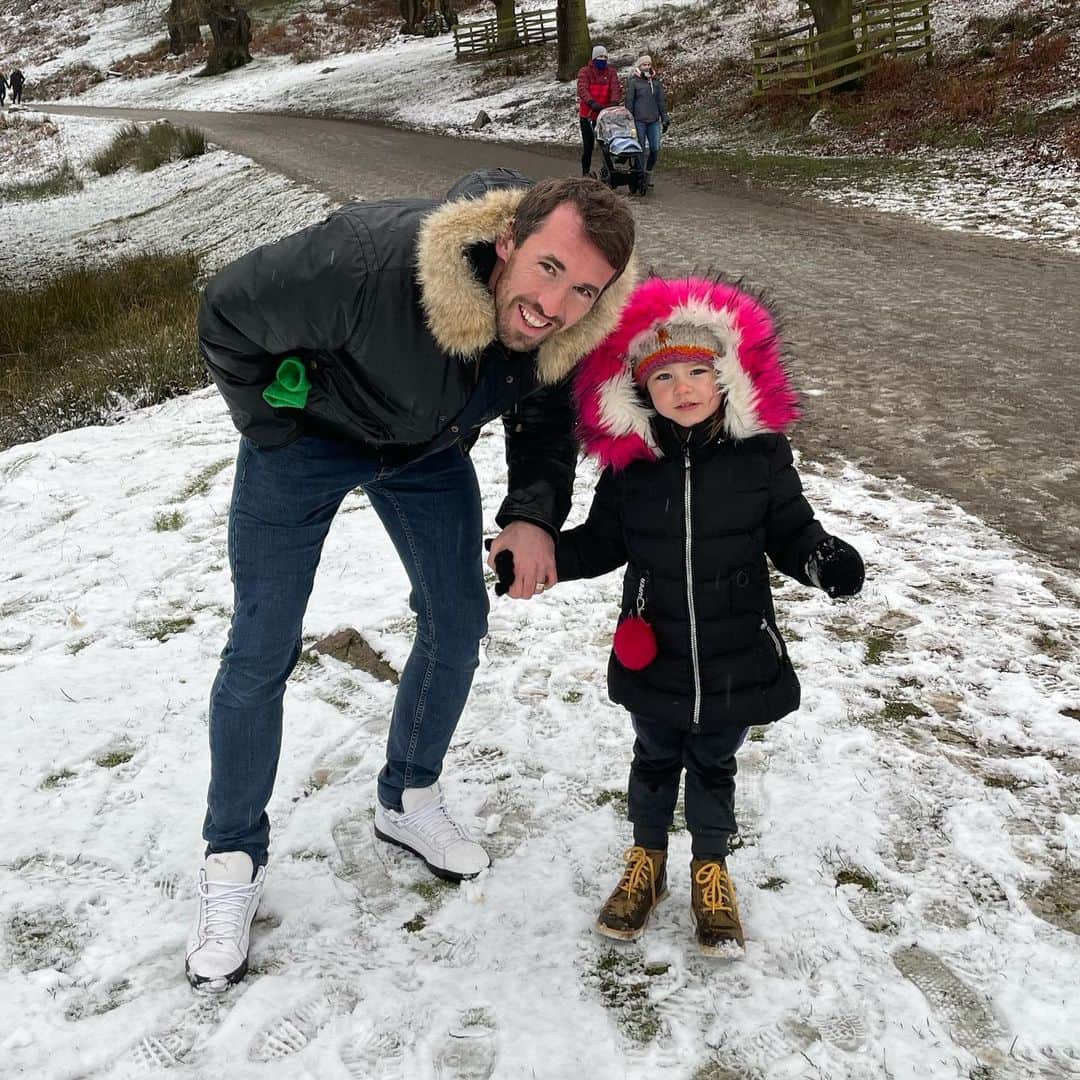クリスティアン・フックスのインスタグラム：「So enjoyable to have fun with the little ones in the snow! ❤️」