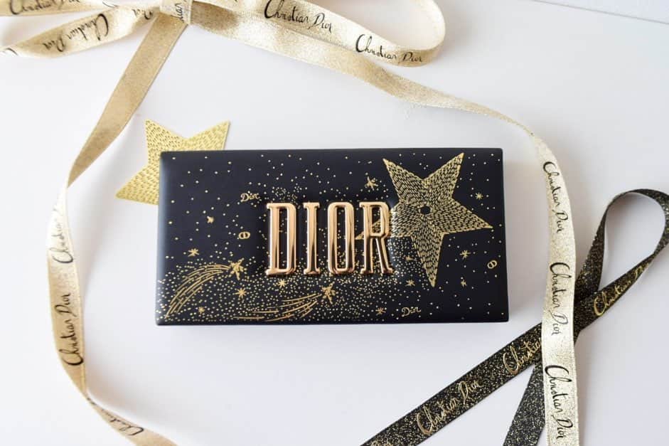 i_am_happpyのインスタグラム：「. . Diorのクリスマスコフレ💋🎁🤍 ニュートラルカラーのアイシャドウとチークは 使いやすいし、ビビッドなリップもタイプ！ ハイライトが肌に馴染みやすい綺麗な艶感でお気に入り✨ . ゴールドの星空がデザインされた黒のレザーパケと Diorのロゴがかわいい🥺💖 . #dior#ディオールクリスマスコフレ#ディオール #ディオールコスメ#クリスマスコフレ2020」