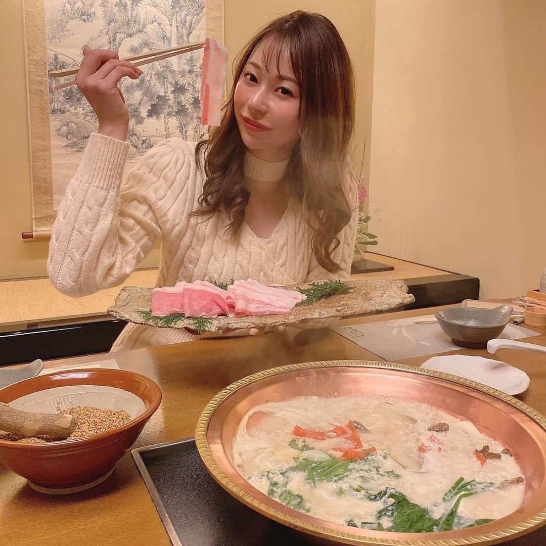 karen okajimaさんのインスタグラム写真 - (karen okajimaInstagram)「ㅤㅤㅤ   1/6からつるとんたんで開始の 豆乳鍋の試食会へ🍲 本町楼で頂きました🎵  お鍋だけじゃなくてサラダや オードブルなどもついてて豪華‼️  しかも鍋の味も変わるから飽きないの🥺💕 豆乳鍋→ごま豆乳鍋→カレーごま豆乳鍋 どの味も美味しくて変化する度楽しくてワクワク🥰  お値段はコースのみが3300円で 飲み放題付きが4800円です❤️  北新地店、北新地琴しょう楼店、本町楼店のみで 1/6から始まるよ😘ぜひ行ってみてねん❤️ このボリュームで3300円はびびる‼️ おいしすぎたからまた食べたい〜！！！ 新年会に皆様どうですかー？🤤💕💕  #つるとんたん #豆乳鍋 #豆乳鍋コース #グルメ岡島 #岡島かれん #つるとんたん本町楼 #つるとんたんサラダ #大阪グルメ #大阪うどん #ゴマ豆乳鍋 #ゴマ豆乳カレー鍋 #カレー鍋」12月30日 21時16分 - karenokajima0318