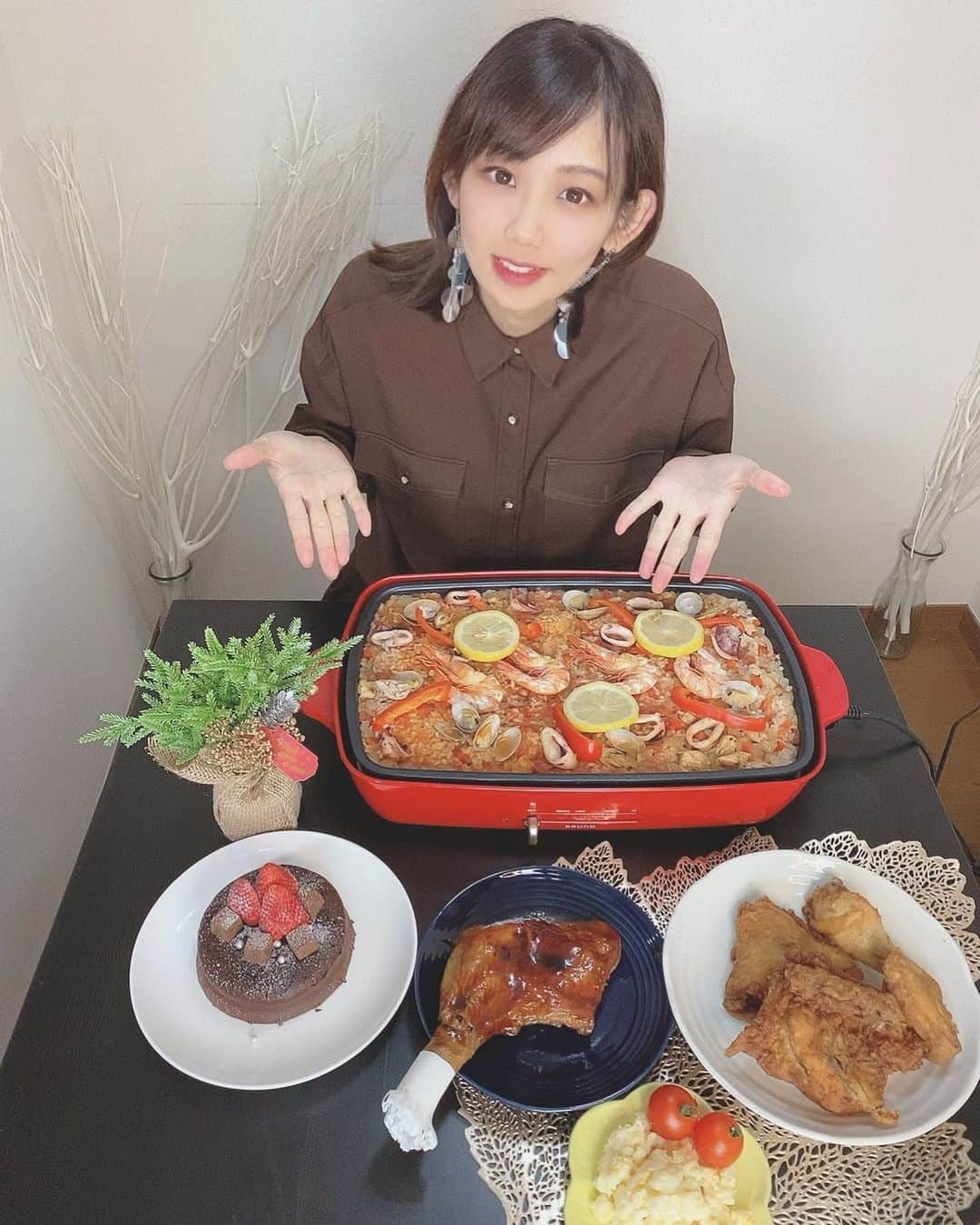 Moeさんのインスタグラム写真 - (MoeInstagram)「. この前のクリスマスディナーの オフショット🤣 . こう見ると机ちっちゃすぎん（笑） . 明日は朝からおせち作れたら いいなあ☺️ 最近夜寝られへんくて しんどいからわからんけど！ たくさん胎動感じて 毎日幸せやけど🥺 . . #手作りディナー #おうちクリスマス  #おうち時間 #ガトーショコラ  #ガトーショコラ作り  #パエリア #ディナー #妊婦 #マタニティ #ぷんにー #ぷんにーらいふ  #晩ご飯 #妊婦飯 #妊婦ごはん #妊婦生活  #2021年4月出産予定  #令和3年4月出産予定  #令和3年ベビー  #妊婦さんと繋がりたい」12月30日 19時50分 - pimoemoe