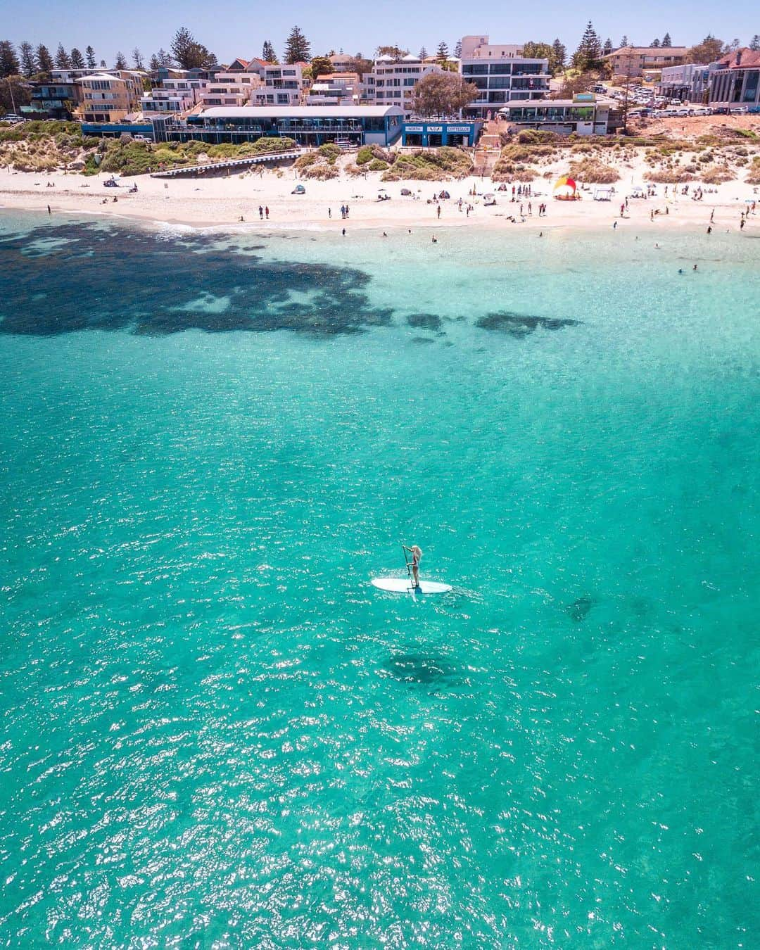 のインスタグラム：「Only 20 minutes from home yet it feels like we are oceans away! This year I’ve realized just how good a staycay truly is thanks to @executiveescapesperth 💦  We’ve spent every day since Christmas waking up with the sun, playing in the ocean, stand up paddle boarding, snorkeling, swimming and watching the sunset together. Our @executiveescapesperth apartment is situated so perfectly right across from this magical beach. It’s a turquoise lagoon that brought all those summer island paradise vibes we’ve been longing for 🧜‍♀️  Surrounded by cafes, restaurants, nightlife and some of the clearest WA waters makes this such an ideal holiday spot. Swipe for some of our favorite moments this week! And head to the link in my bio to book your @executiveescapesperth vacay!  📸 @bobbybense  #executiveescapesperth #executiveescapes #seeaustralia #justanotherdayinwa #westernaustralia #visitcottesloe #perthisok #seeperth #perth #australia #standuppaddleboarding #snorkeling #summerholidays #sup」