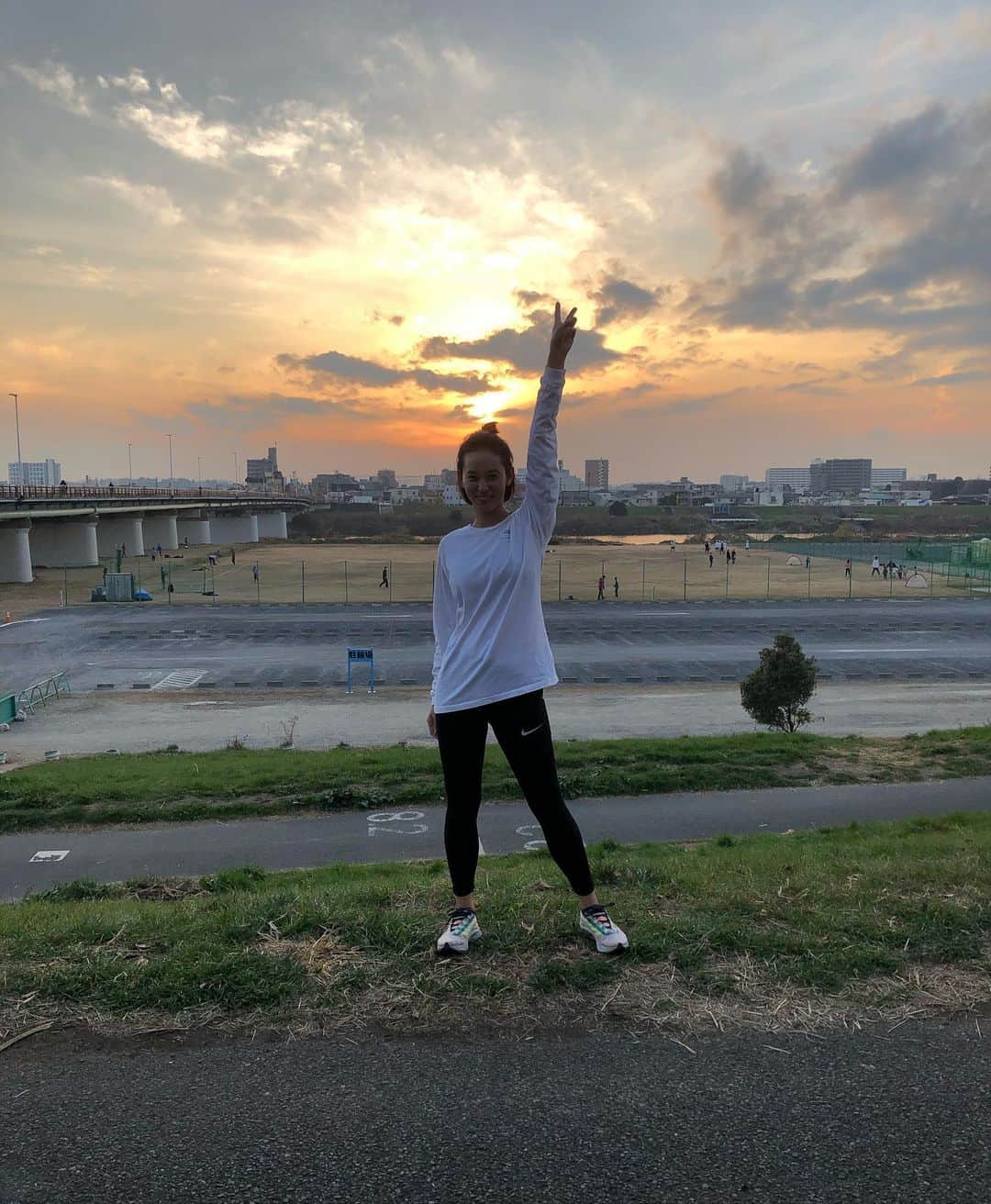 依吹怜のインスタグラム：「４２.１９５キロ完走〜✌︎  ホノルルに一緒にエントリーした友達と走ってたら、 話しながらどんどこどんどこ進んじゃって、 まるでお茶してるみたいだった。笑 超ヘルシーじゃんうちら、と褒めまくり。 シメ銭湯をし、たっぷり汗かいたあとは おうちビールで乾杯。 あ〜今年もよく走って、良く飲んだ！笑 ありがとうランニング。 完走Tシャツが届くのが楽しみ♡ 初挑戦のオンラインマラソン大会、すごく楽しかった。 せっかくだから、これからも毎月続けてみようかな。  #ホノルルマラソン2020  #ホノルルマラソンバーチャルビーチフェス #完走」