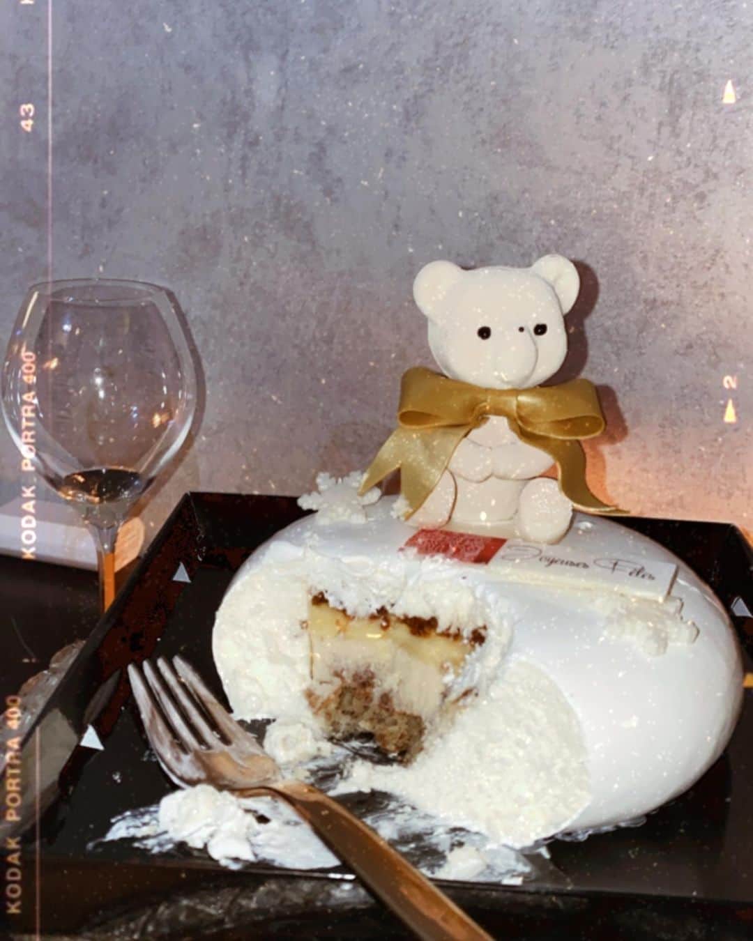 RIKAのインスタグラム：「﻿ ﻿ 今年もこんなに祝ってもらえてにぎやかな12月だった🦙 10枚じゃ足りなかった載せきれない写真もお祝いもまだあるけど、ひとりでニヤニヤ用にします🤍👸🏻🍒﻿ ﻿ 愛されてるってちょっと調子乗っちゃお🥴﻿ ありがとう🥲だいすこ﻿ ﻿」