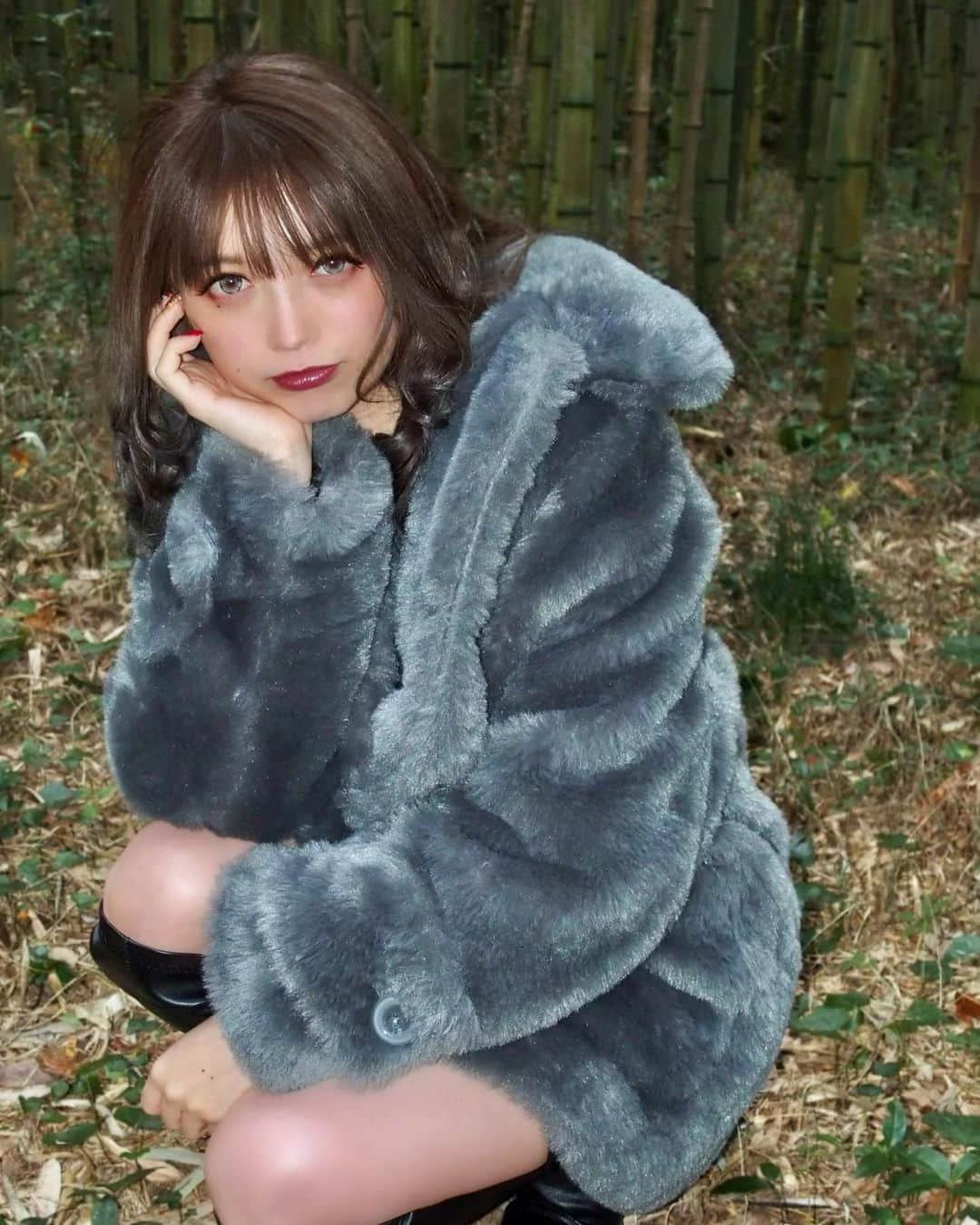 橘咲良のインスタグラム：「ちょっと変わった、 オリーブグレー🫒のファーコート🧥 . #竹  #portrait ＃撮影会 #冬 #12月  #メイク #冬コーデ #オリーブグレー  #ファー #コート ＃ニーハイコーデ  #キングラビッツ #橘咲良　だぞ☝🏻☝🏻」