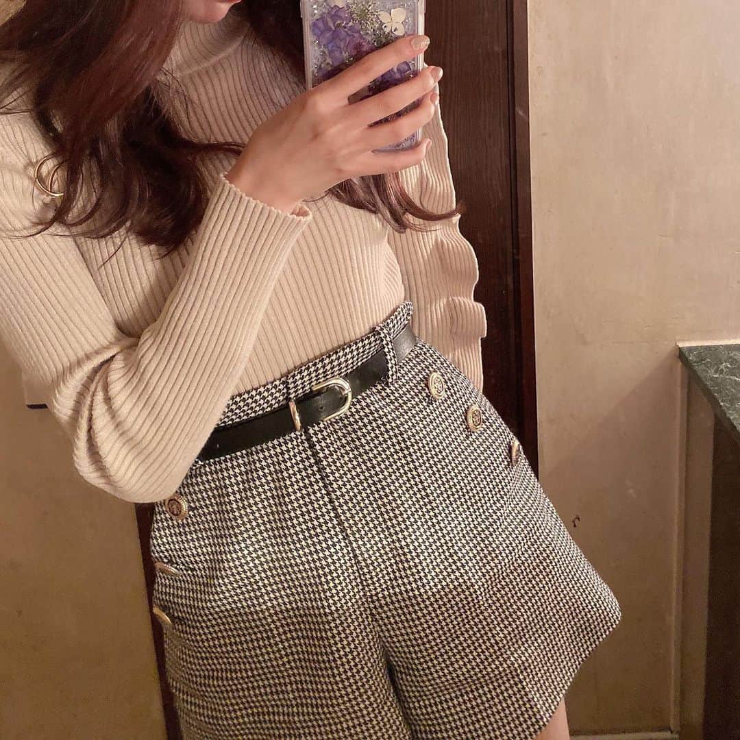 野島樺乃のインスタグラム：「好きを詰めたいつの日かのコーデ🌙  今日は大掃除しました 明日で2020終わりだねっ。 特番テレビさいこう  #ニット #ギンガムチェック #私服 #コーデ #メイク #snidel #zara #ザラ #2020」