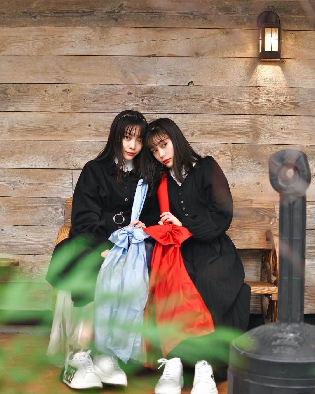 ＹＡＥ【MIO・YAE】のインスタグラム：「REDVALENTINO さんから素敵なお揃いのバッグを頂きました🥀✨ 大きなリボンが可愛い🎀愛用します✨ #redvalentino #レッドヴァレンティノ」
