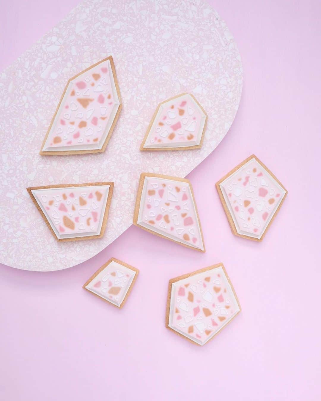 KUNIKAのインスタグラム：「Pale pink terrazzo cookies 🏹 Pretty oval terrazzo plate by @ktgillies_surfacedesign   いろいろな素材のテラゾーがありますが、今回はセメントのマットなザラっと感を出す為に、いつもと違う技法で実験的に作ったクッキー。 これはこれでまとまったけど、まだまだ表現の研究しがいがある楽しいテーマです👨🏻‍🎨  #artofkunika」
