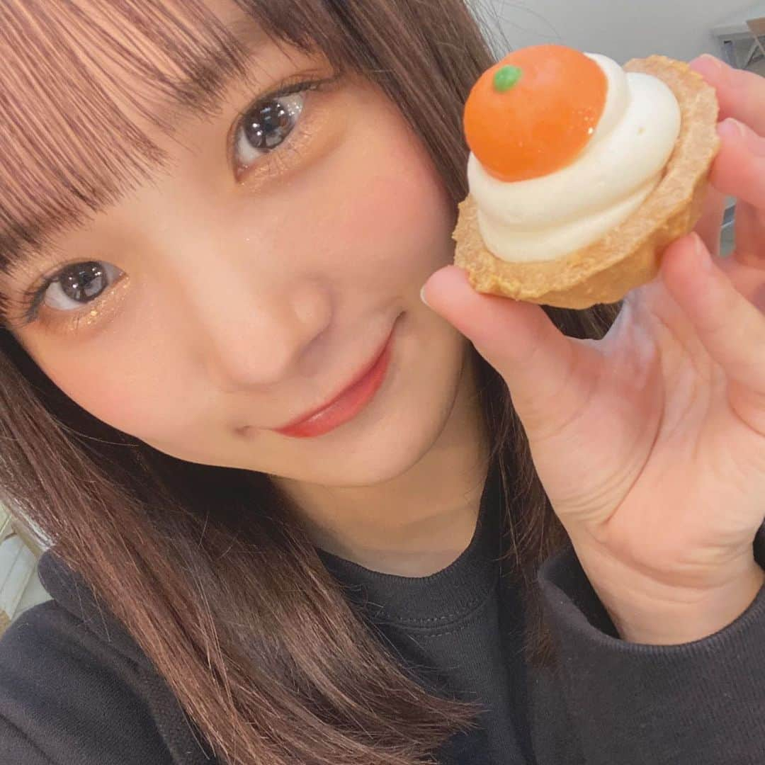 稲場愛香さんのインスタグラム写真 - (稲場愛香Instagram)「🍊﻿ ﻿ とってもかわいいケーキ。﻿ ﻿ ちっちゃくて食べやすい量だし﻿ 季節感があって一目惚れ☺️﻿ ﻿ ﻿ #juicejuice #稲場愛香 #まなかん #アイドル #idol ﻿ #ケーキ #コージーコーナー #美味しい #可愛い ﻿ #お正月 っぽい#鏡餅 #あ、お餅たべたい ！！！Ω ﻿ #みかん 大好き #今日も食べた #お腹すいてきたなぁ 笑」12月30日 19時45分 - manaka_inaba.official