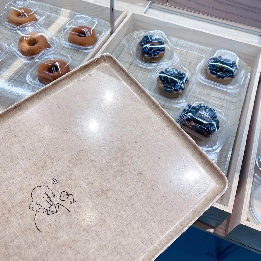 高崎モモコ さんのインスタグラム写真 - (高崎モモコ Instagram)「🍑 . . 体験型ドーナツファクトリー🧪 🍩【koe donuts】 @koe_donuts  . . シナモンシュガーやチョコ、ストロベリー、抹茶、五色豆などなど... たくさんの種類から選べる、 高級感もありつつ研究室のような京都のドーナツ屋さん🍩 . ☑︎オーガニック ☑︎天然由来 ☑︎地産地消 と食材にもこだわっています♡ . ドリンクも豊富♪ お店はかなり広々としていて 建築家がデザインした店内もおしゃれ✨ . 私はレモン🍋のドーナツとバナナジュース🍌にしました♡ . 四条から歩いて行ける距離にあります🙆🏻‍♀️ . .  . #koedonuts#京都カフェ#京都グルメ #四条カフェ #四条グルメ#バナナジュース#コエドーナツ#関西グルメ#ドーナツ#スイーツ好き#甘党 #instafood#foodporn#instayum #instayummy#cafemiru_京都#cafemiru #lunchtime#foodpics#delistagrammer #可愛いカフェ#映えカフェ#おしゃれカフェ #カフェ巡り #映えスポット #먹스타그램#맛스타그램#푸드스타그램 #京都観光#donuts🍩」12月30日 19時49分 - momoko_takasaki