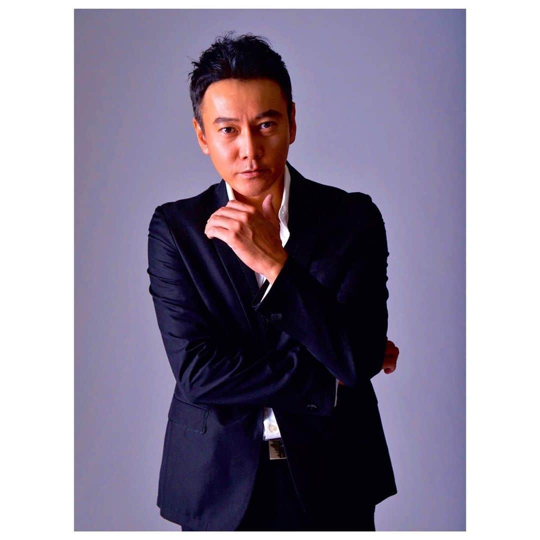 元木行哉のインスタグラム：「ふー。元日生放送のとある練習も終えて、やっとひと息🍺﻿ ﻿ こちら、昼間は粉雪が舞っていました。皆さんの場所はいかがでしょう？  さぁ、年末年始、動画配信サービスVimeoにて配信中のドラマ『たべものがたり 元木食堂』をゆっくりおうちで楽しんでいただけたら嬉しいです🙏﻿ 2020年もあとわずか〜ぁぁぁ。﻿ ﻿ #staysafe #vimeo #元木食堂 #元木行哉 #年末 #ドラマ」