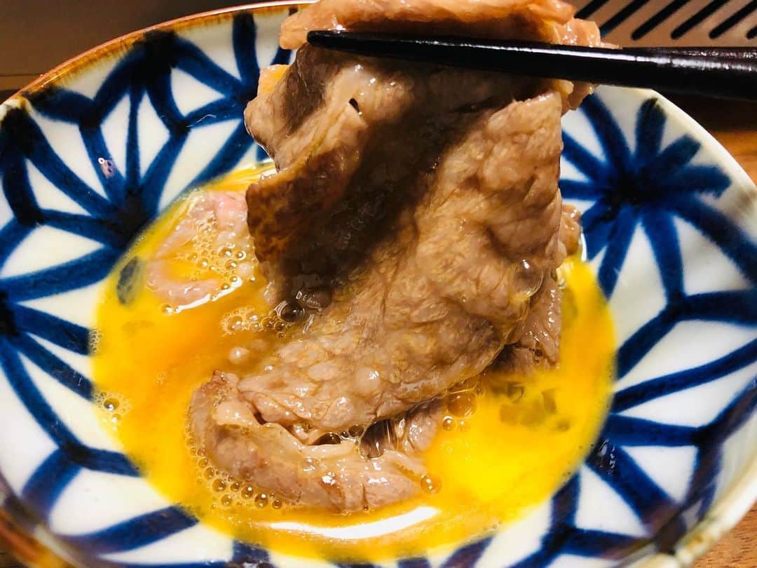 辻本耕志さんのインスタグラム写真 - (辻本耕志Instagram)「弟から、すき焼きセットが届きました。いやー、美味い。でも、やはり3枚しか食べれない。でも、美味い。ごちそうさま！ 皆様、良いお年を。 #すき焼き　#よいお年を」12月30日 19時52分 - tsujimotokouji