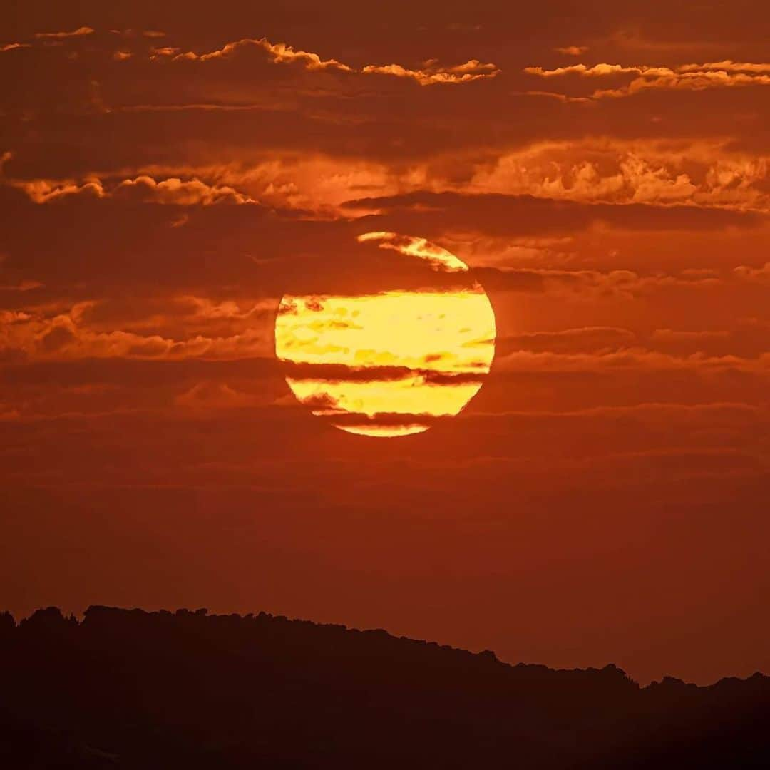 Canon Photographyさんのインスタグラム写真 - (Canon PhotographyInstagram)「A selection of stunning sunsets.  Photography // @my_soulwax Curated by @steffeneisenacher  #sunsetphotography #sunset #sunsetlover #solareclipse #sunrise」12月30日 19時54分 - cpcollectives