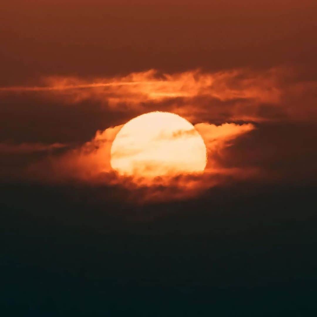 Canon Photographyさんのインスタグラム写真 - (Canon PhotographyInstagram)「A selection of stunning sunsets.  Photography // @my_soulwax Curated by @steffeneisenacher  #sunsetphotography #sunset #sunsetlover #solareclipse #sunrise」12月30日 19時54分 - cpcollectives