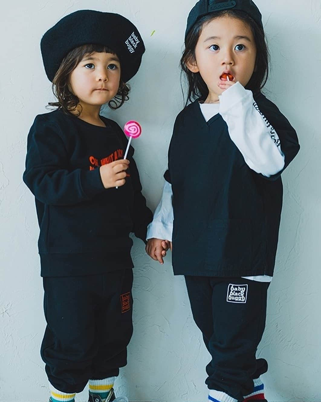 Saki のインスタグラム：「@babyblackbuggy   New Look👀🖤  かわいいモデルちゃん達は み〜んなお友達の子どもちゃん達👧🏻👦🏻👶🏻 皆んな最高にかわいい💕💕 ご協力ありがとう〜  女の子にも男の子にも かっこよく着ていただける お洋服たくさん入荷してまーす✨  是非オンラインストア 覗いてみてね❤️  @babyblackbuggy   https://bbb.buyshop.jp/ #bbb #babyblackbuggy  #kidsfashion #kidsbrand #kidswear #babywear #baby #allblack #webshop #BASE」