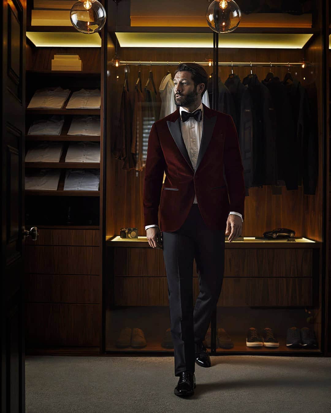 ハケットのインスタグラム：「The deep-rooted elegance of suits makes them the perfect outfit for suave and deferential men. Build a powerful yet polished look with our Peak Lapel Velvet Jacket and wave the year goodbye in style #STAYHackett」