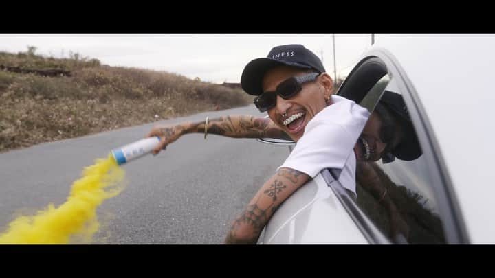 Staxx Tのインスタグラム：「Staxx T - why tokyo [Official Music Video] 公開💣🔥﻿ ﻿ ストーリーからスワイプ or プロフィールトップのリンクから🚀﻿ 今夜は2020を振り返りながら、俺の音楽に少し時間をもらえたら嬉しいす🙏🏽♥️﻿ ﻿ 音源は2021年頭にリリースします。それまではMVで👀👂🏽﻿ 東京住んでて同じ気持ちの人も、東京にはいないけど何か感じてくれた人も、コメントしに戻ってきてくれたら嬉しいす👼🏽🙏🏽♥️﻿ ﻿ #StaxxT #whytokyo﻿ ﻿ Music & Lyrics by Staxx T﻿ Produced by T'Z BEATZ﻿ Guitar by @shucream0322  Mixed by @mixedbytaiti414  ﻿ Fimed by @_24young_  Directed & Edited by Staxx T﻿ ﻿ Special thanks to @masashi_yamane @izumana19890629 @dee_tattooer」