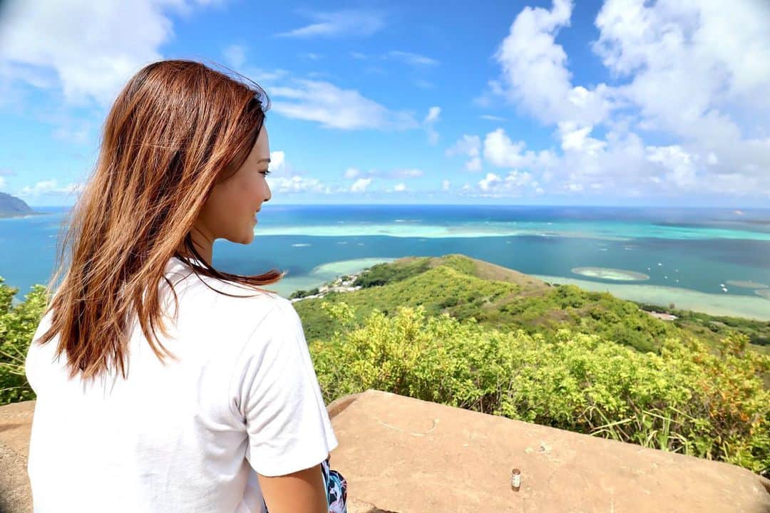 金泉紗恵子のインスタグラム：「.﻿ 2020年ありがとうございました✨﻿ ﻿ 1年前、フィリピンのボホール島で2020年を迎えました❣️﻿ 初めての海外での年越し🥳﻿ 新たな出会いもあって、すごく楽しくて、2020年はきっと素敵な年になるだろうと思っていました😎﻿ しかし残念ながら、それ以降は毎年恒例のハワイ旅行はもちろん、一時期は旅行に行くことすら出来なくなりました💦﻿ ﻿ 2020年はコロナによって生活が激変しました😫﻿ 人生でこんなに家の中でにいたことがないかもしれない、というくらい家で過ごしました🥺﻿ 今までのように気軽に出掛けられなくなってしまったことは本当に残念でしたが、コロナによって色々と考えることができたり、生活を見直すことができたりもしました😌﻿ ﻿ それでもやっぱり変わらなかったのは、旅行が好きだということ😊﻿ 2021年はまだ気軽に海外旅行は難しそうですが、感染対策をしながら、しばらくは国内の素敵な場所に行きたいなと思います🥰﻿ ﻿ 2020年最後の投稿は大好きなハワイの写真で💕﻿ 2019年に行って、2020年もまた行こう！と思っていたプウマエリエリピルボックス⭐️﻿ そして2017年から毎年行っていたラニカイピルボックス🤩﻿ 暑くて汗ダラダラなんだけど、ピルボックスから見る景色がたまらなくて、辛くてもまた行きたくなっちゃうんですよね😁💕﻿ ﻿ それでは皆様良いお年をお迎えください😘﻿ . #2020 #hawaii #hawaiistagram #hawaiilove #hawaiitrip #followme #gopro #canoneoskissm #eoskissm #puumaelieli #puumaelielitrail #kailua #lanikaipillbox #lanikaibeach #beach #ハワイ #ハワイ旅行 #ハワイ好きな人と繋がりたい #旅行好きな人と繋がりたい #ミラーレス一眼 #ハワイ観光 #ピルボックス #プウマエリエリピルボックス #ラニカイピルボックス #ラニカイ #カイルア#ビーチリゾート」