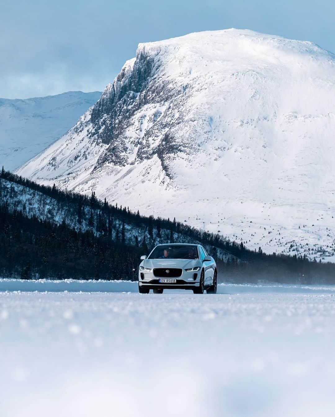 Jaguarさんのインスタグラム写真 - (JaguarInstagram)「Winter sun at its best. 📷: @IamNordic  #Jaguar #IPACE #Premium #Luxury #Performance #SUV #EV #AWD #ElectricCars #CarsofInstagram #SeasonsGreetings」12月30日 20時06分 - jaguar